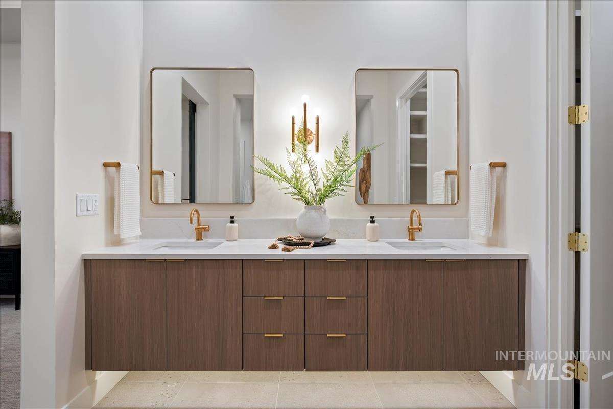 Ensuite bathroom with double vanity