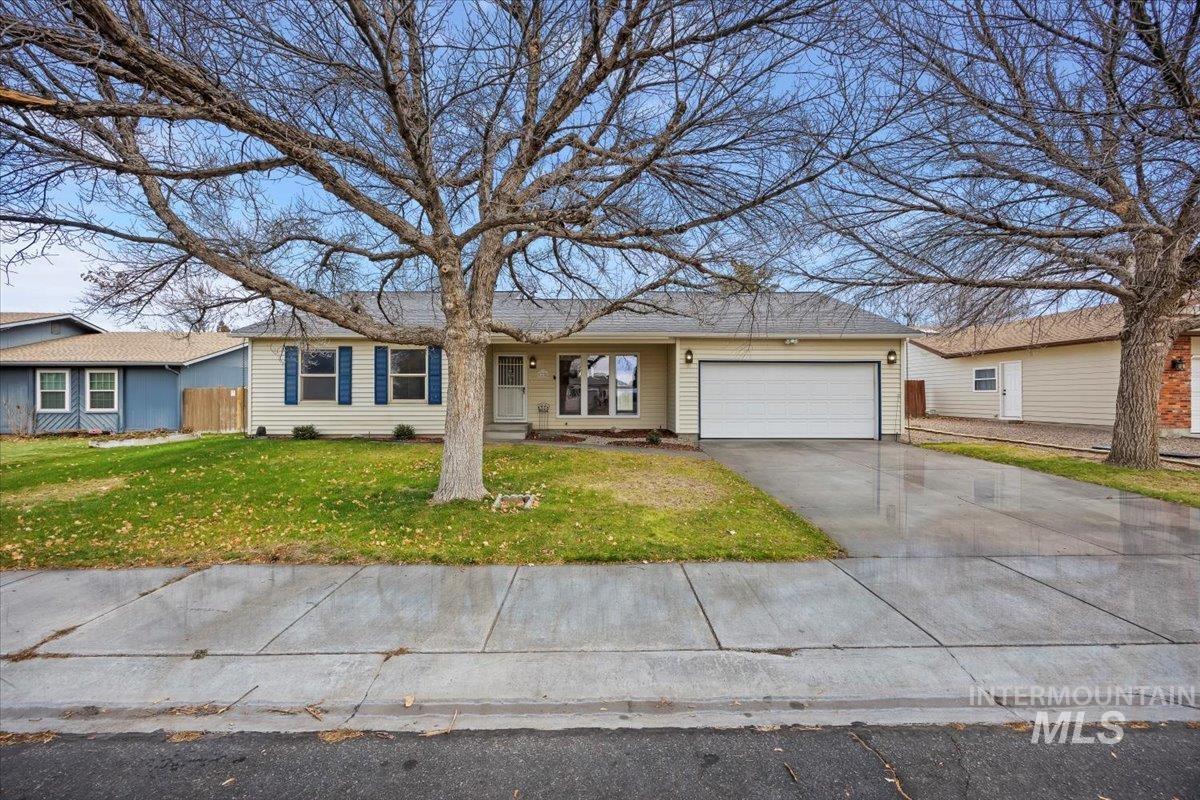 738 Aspenwood Lane, Twin Falls, Idaho 83301, 3 Bedrooms, 2 Bathrooms, Residential For Sale, Price $390,000, 98969933