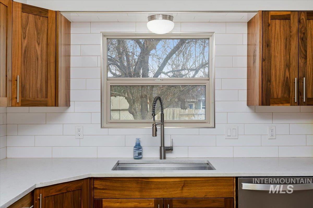 738 Aspenwood Lane, Twin Falls, Idaho 83301, 3 Bedrooms, 2 Bathrooms, Residential For Sale, Price $390,000, 98969933