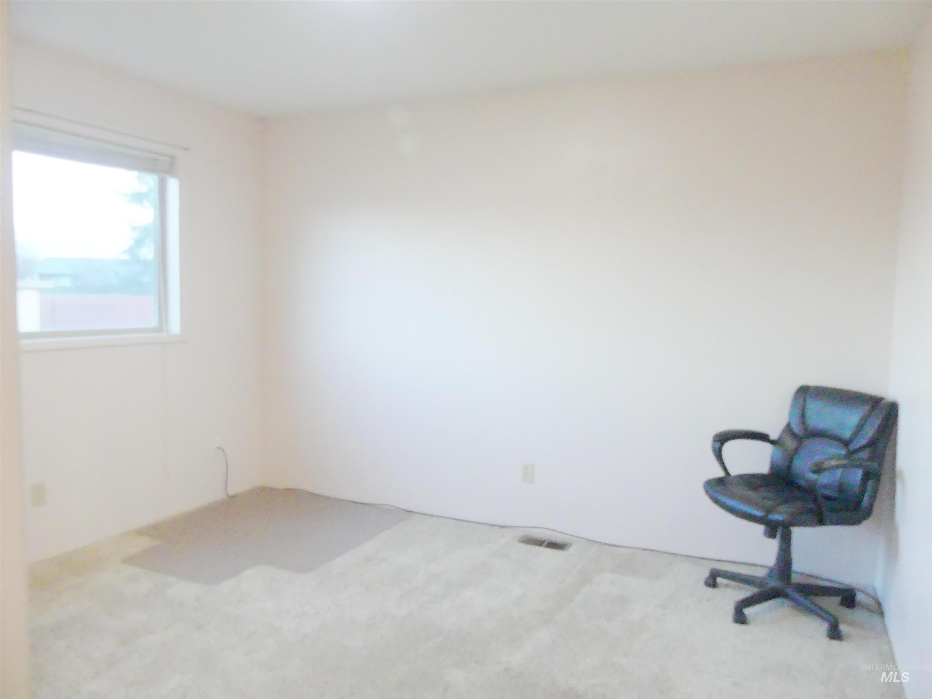 Unfurnished office with carpet