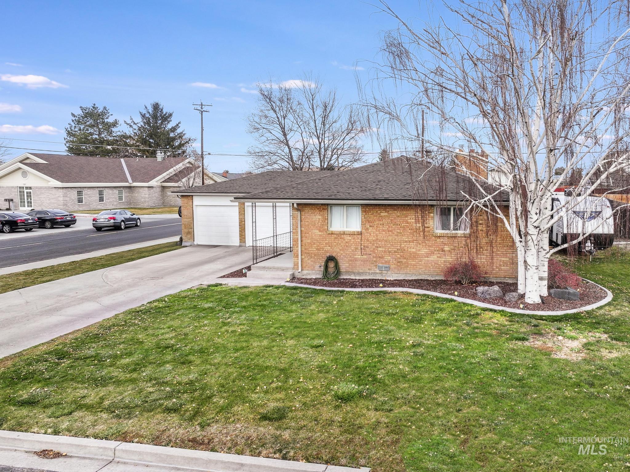 1705 Maplewood Dr, Twin Falls, Idaho 83301, 5 Bedrooms, 3 Bathrooms, Residential For Sale, Price $360,000,MLS 98969975