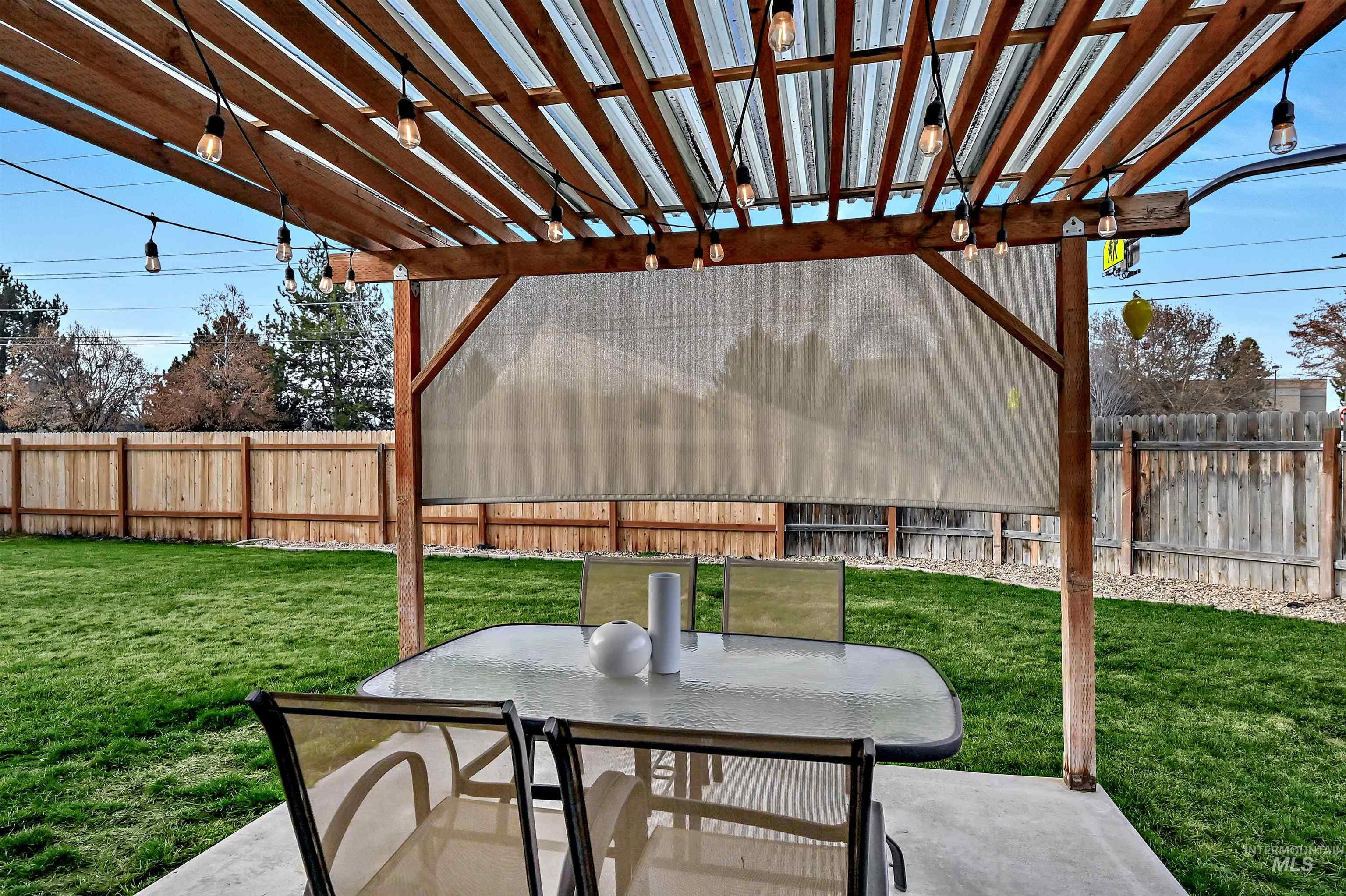 6895 N Amesbury Way, Boise, Idaho 83714-6147, 3 Bedrooms, 2 Bathrooms, Residential For Sale, Price $438,000,MLS 98969976