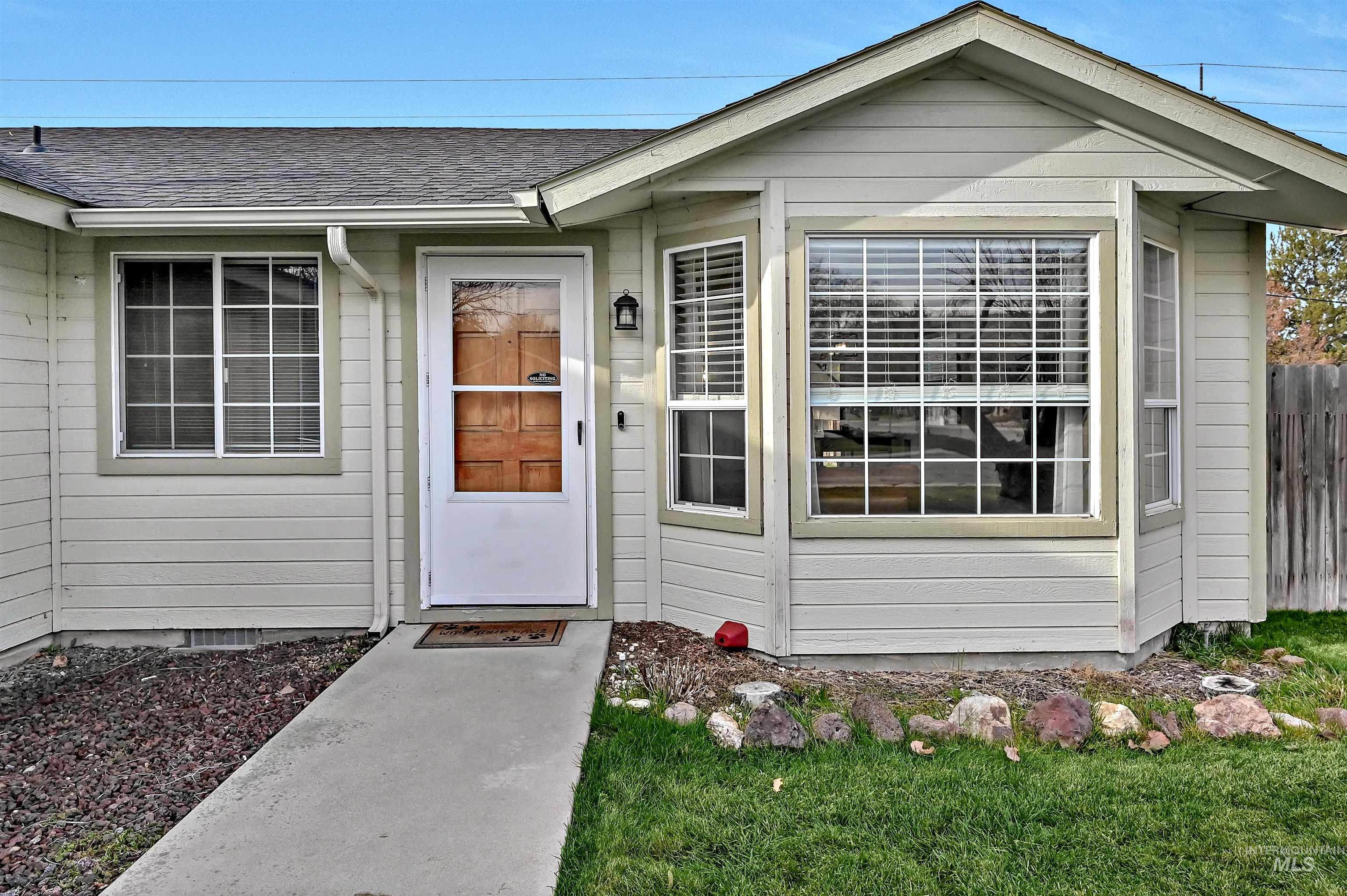 6895 N Amesbury Way, Boise, Idaho 83714-6147, 3 Bedrooms, 2 Bathrooms, Residential For Sale, Price $438,000,MLS 98969976
