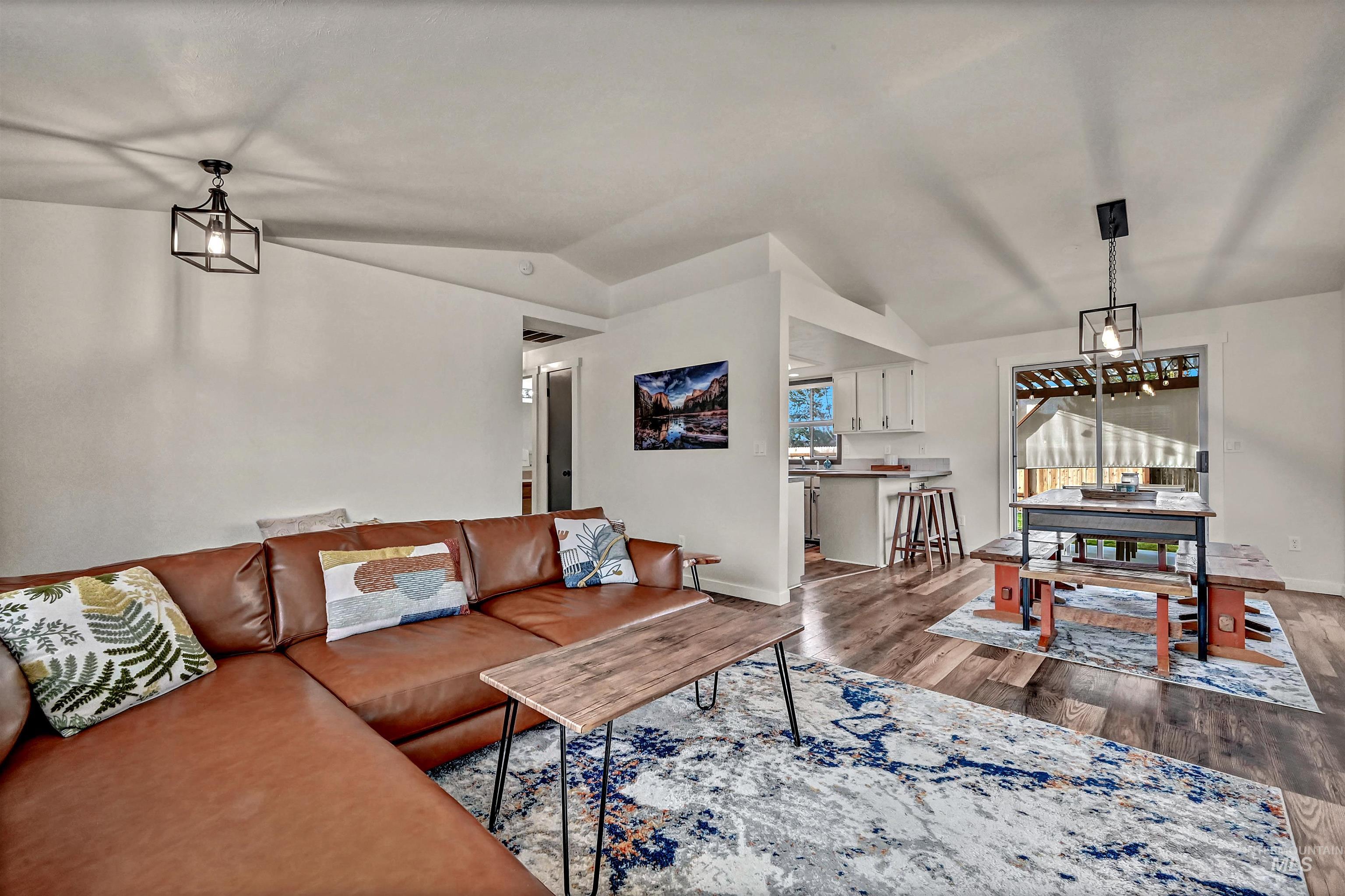 6895 N Amesbury Way, Boise, Idaho 83714-6147, 3 Bedrooms, 2 Bathrooms, Residential For Sale, Price $438,000,MLS 98969976