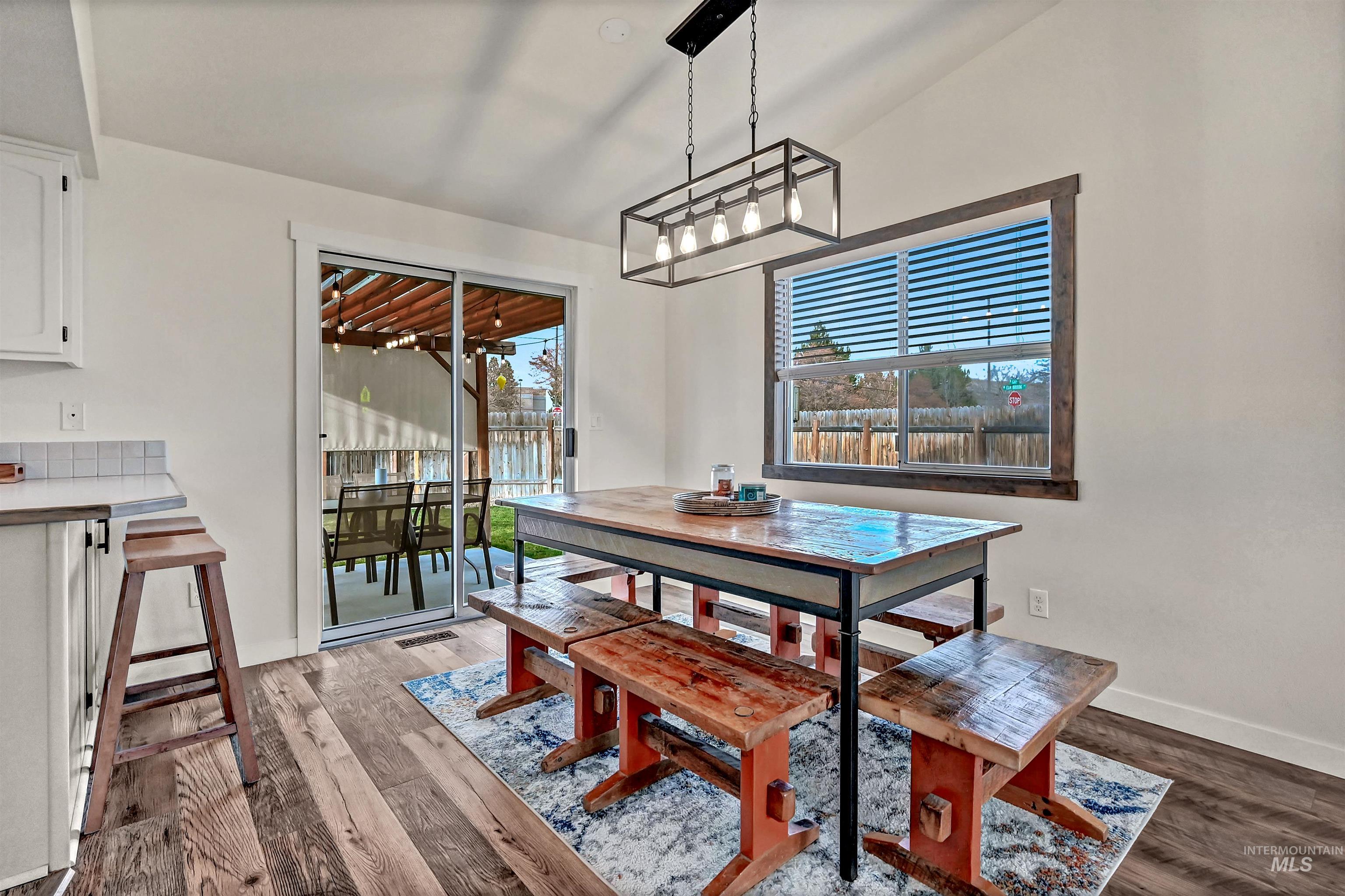 6895 N Amesbury Way, Boise, Idaho 83714-6147, 3 Bedrooms, 2 Bathrooms, Residential For Sale, Price $438,000,MLS 98969976