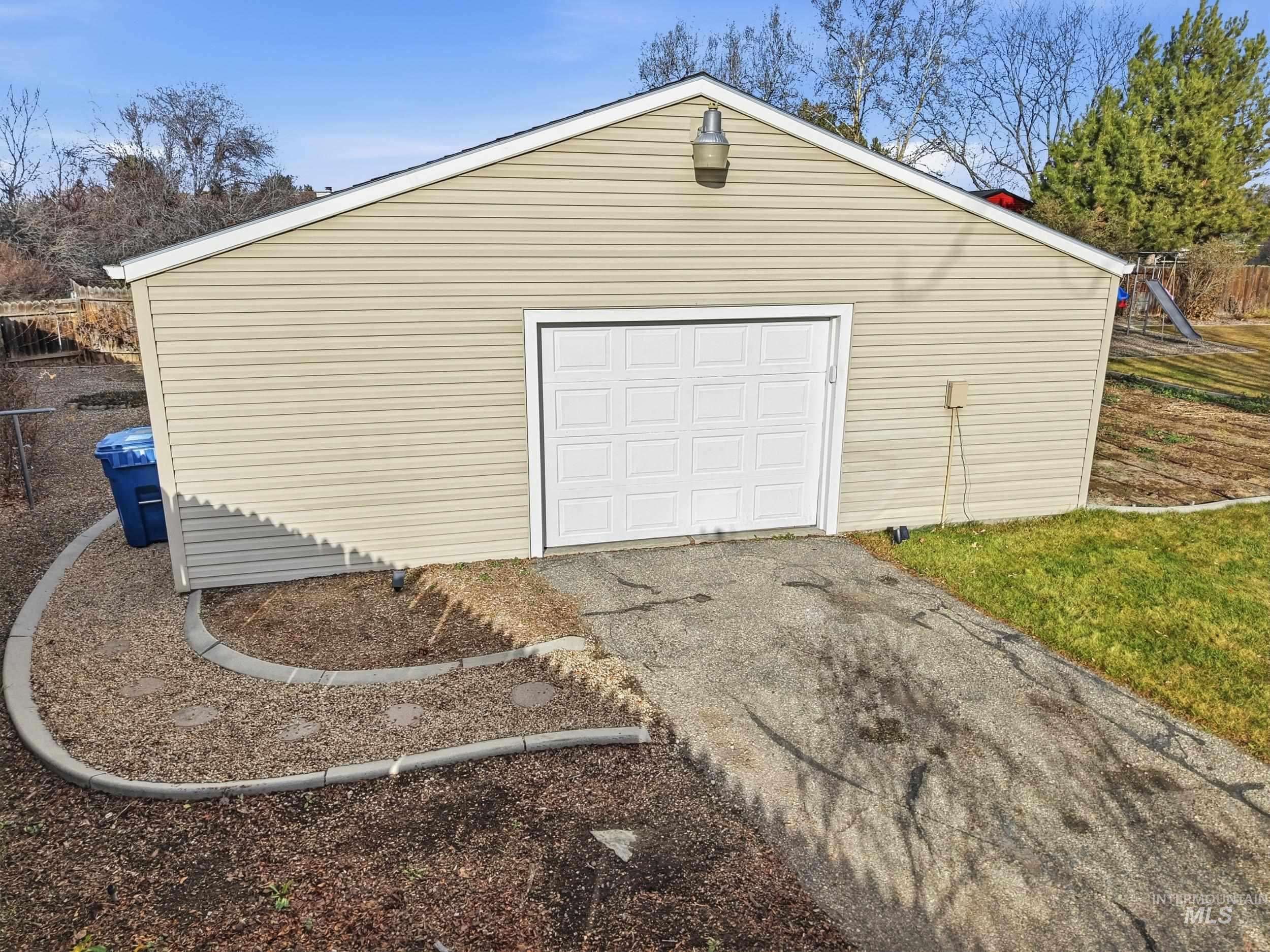 30x30 shop with 220v power.