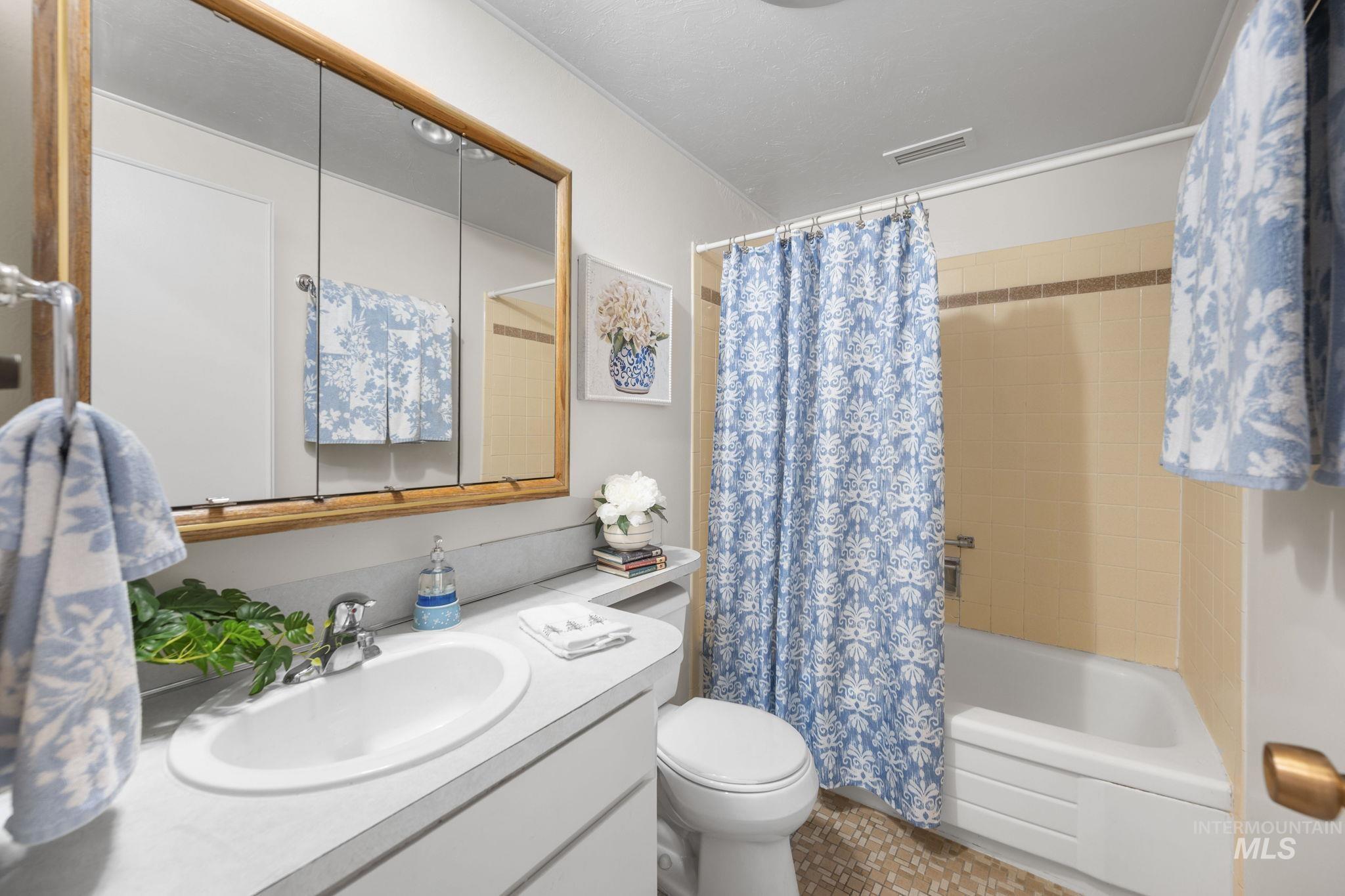 3701 W Crescent Rim Dr, Boise, Idaho 83706, 2 Bedrooms, 1 Bathroom, Residential For Sale, Price $300,000, 98969997