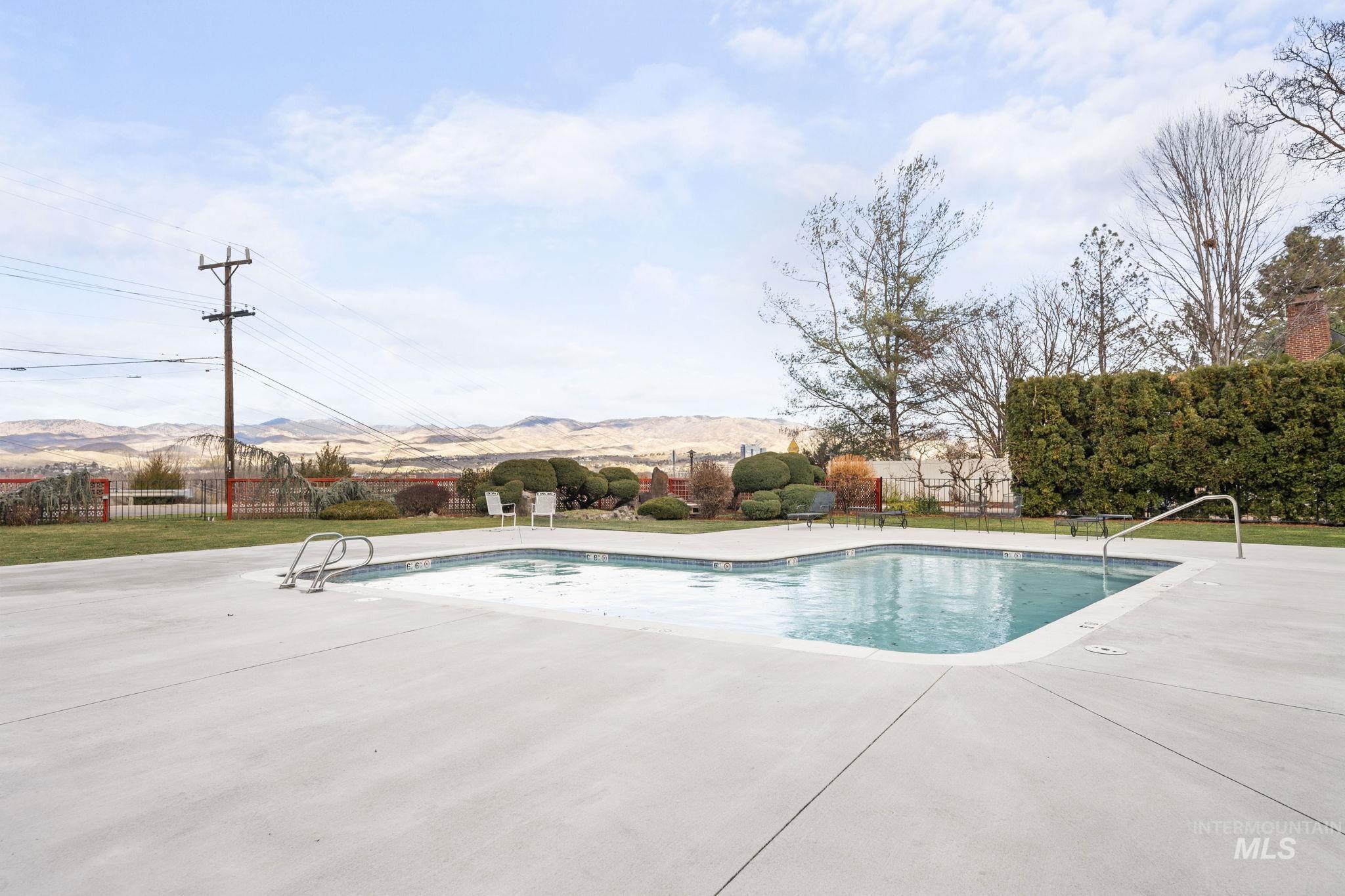 3701 W Crescent Rim Dr, Boise, Idaho 83706, 2 Bedrooms, 1 Bathroom, Residential For Sale, Price $300,000, 98969997