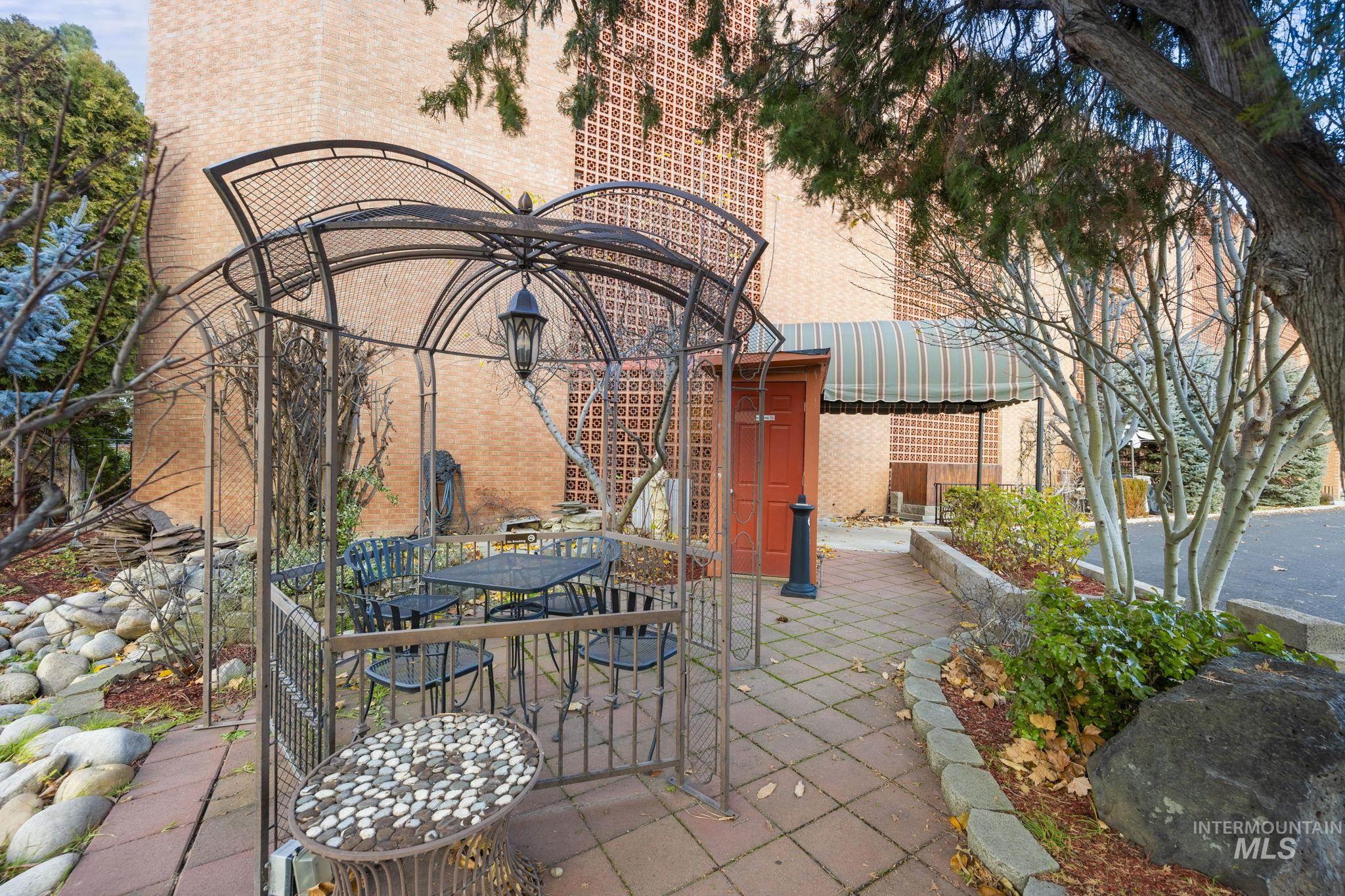 3701 W Crescent Rim Dr, Boise, Idaho 83706, 2 Bedrooms, 1 Bathroom, Residential For Sale, Price $300,000, 98969997