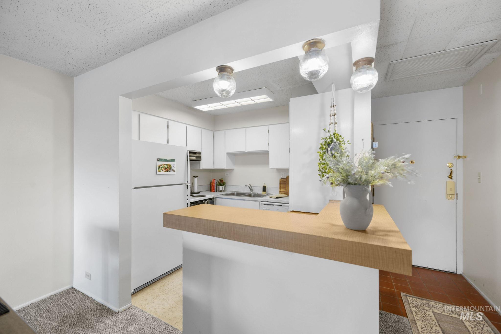 3701 W Crescent Rim Dr, Boise, Idaho 83706, 2 Bedrooms, 1 Bathroom, Residential For Sale, Price $300,000, 98969997