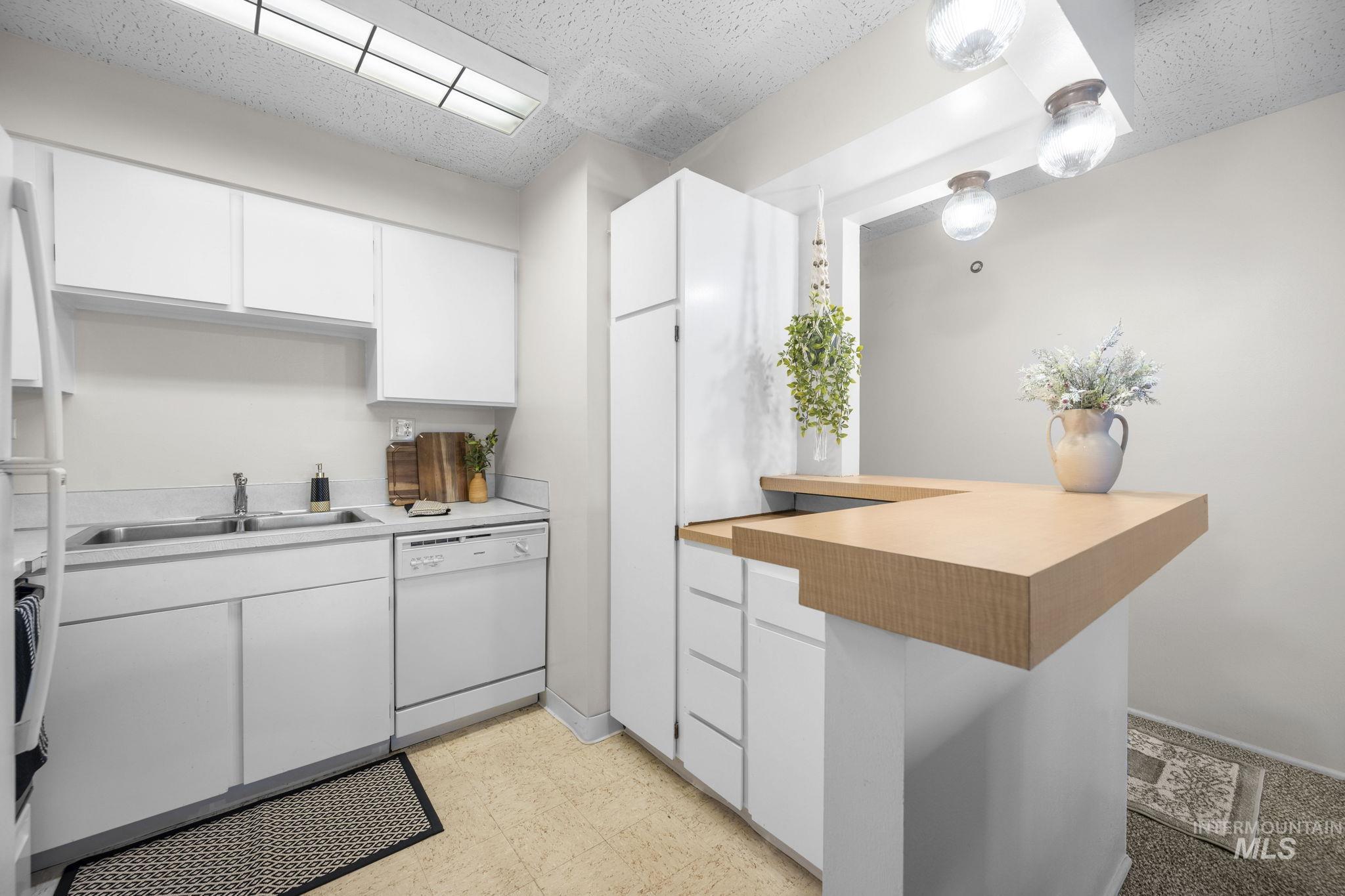 3701 W Crescent Rim Dr, Boise, Idaho 83706, 2 Bedrooms, 1 Bathroom, Residential For Sale, Price $300,000, 98969997