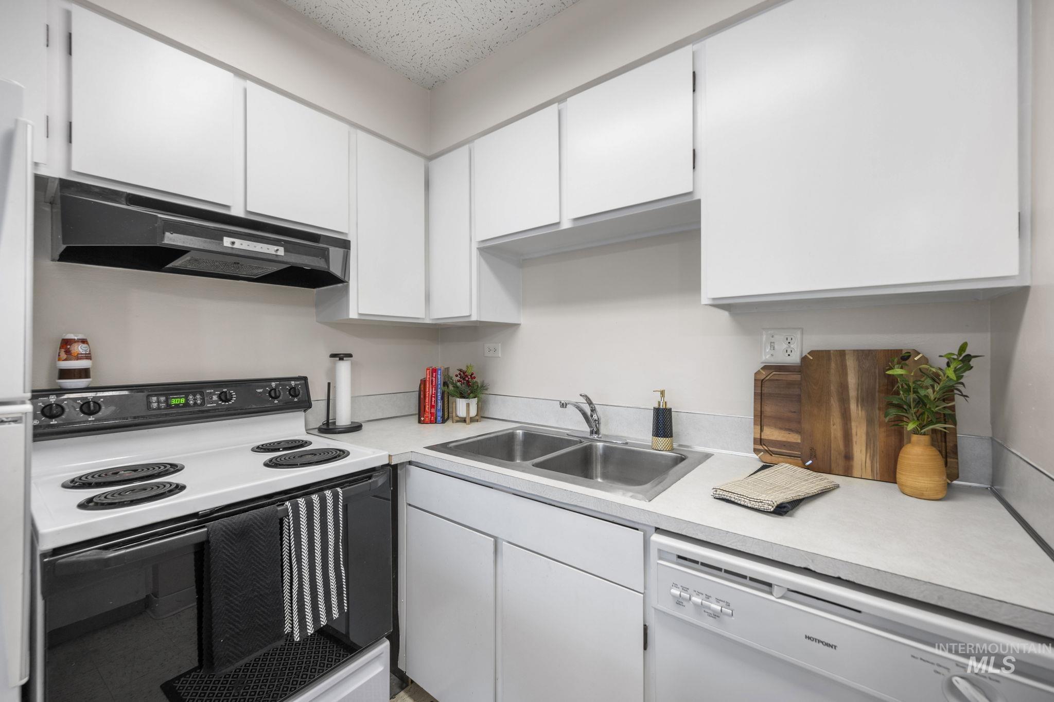 3701 W Crescent Rim Dr, Boise, Idaho 83706, 2 Bedrooms, 1 Bathroom, Residential For Sale, Price $300,000, 98969997