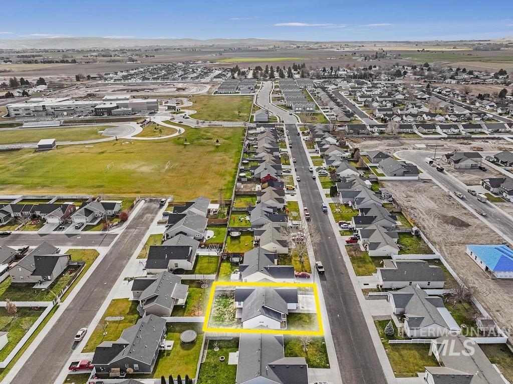 Aerial view of residential area featuring property parcel outlined