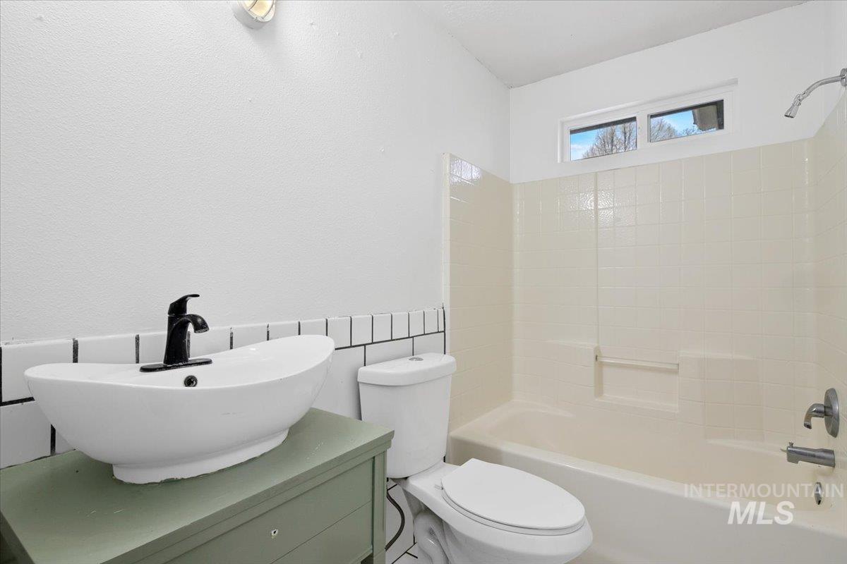 411 Hawthorne St, Nampa, Idaho 83686, 4 Bedrooms, 2 Bathrooms, Residential For Sale, Price $470,000, 98970032