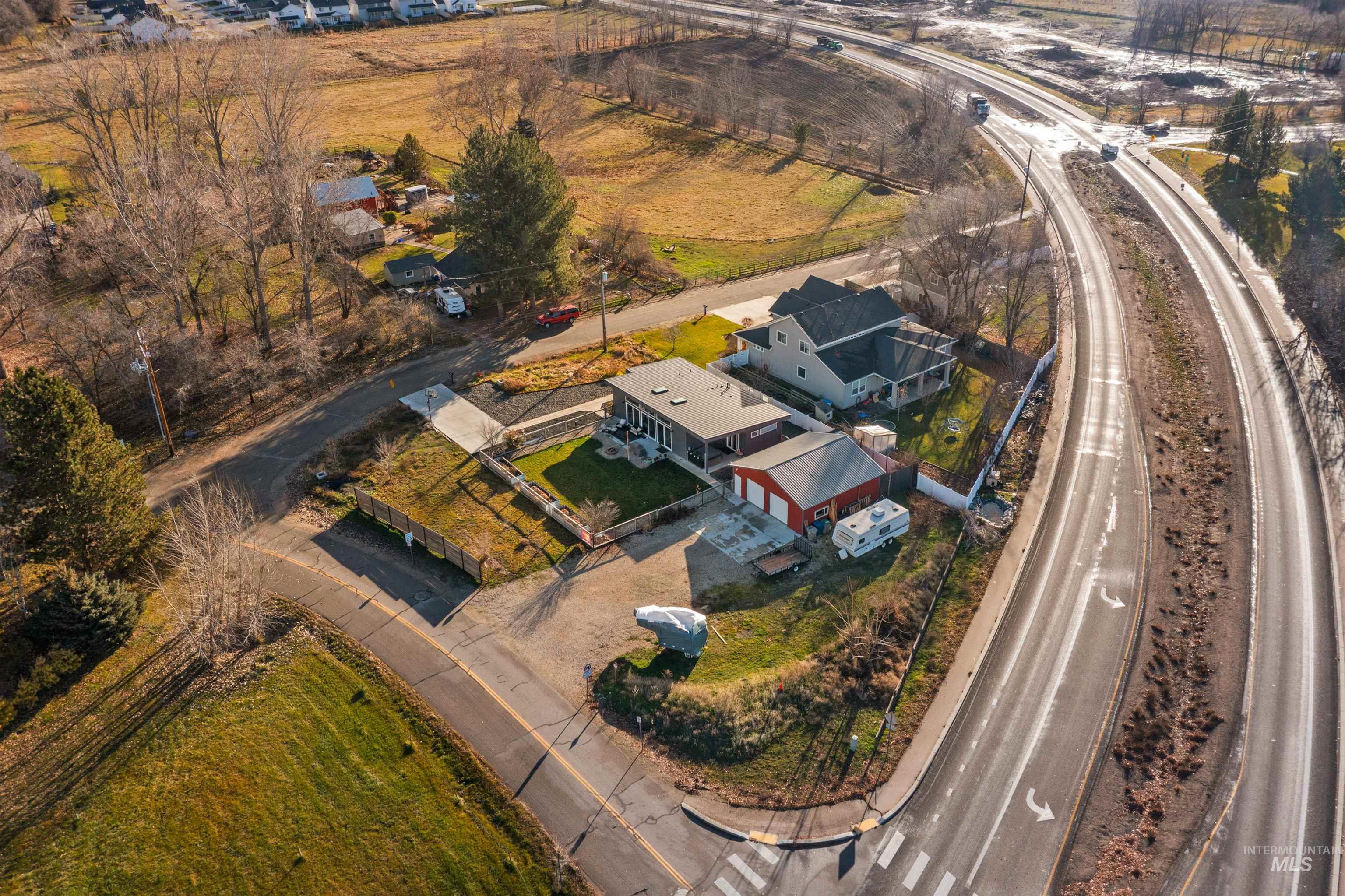 Drone / aerial view of a main thoroughfare