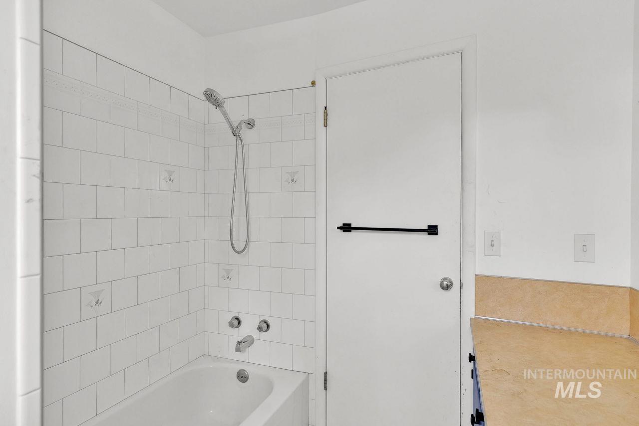 Full bath with bathtub / shower combination