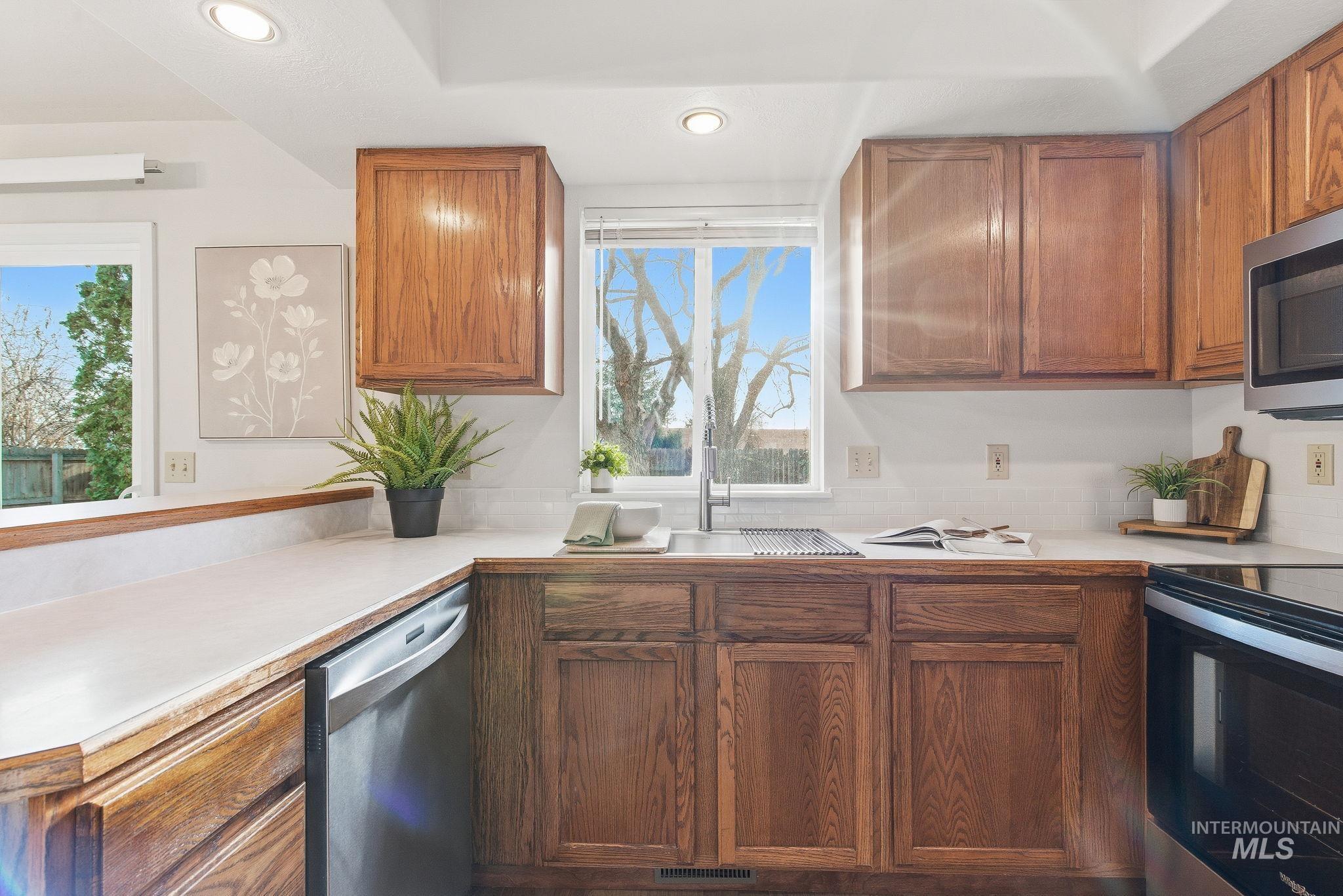 2255 E Grapewood Dr, Meridian, Idaho 83646, 3 Bedrooms, 2 Bathrooms, Residential For Sale, Price $412,000, 98970050