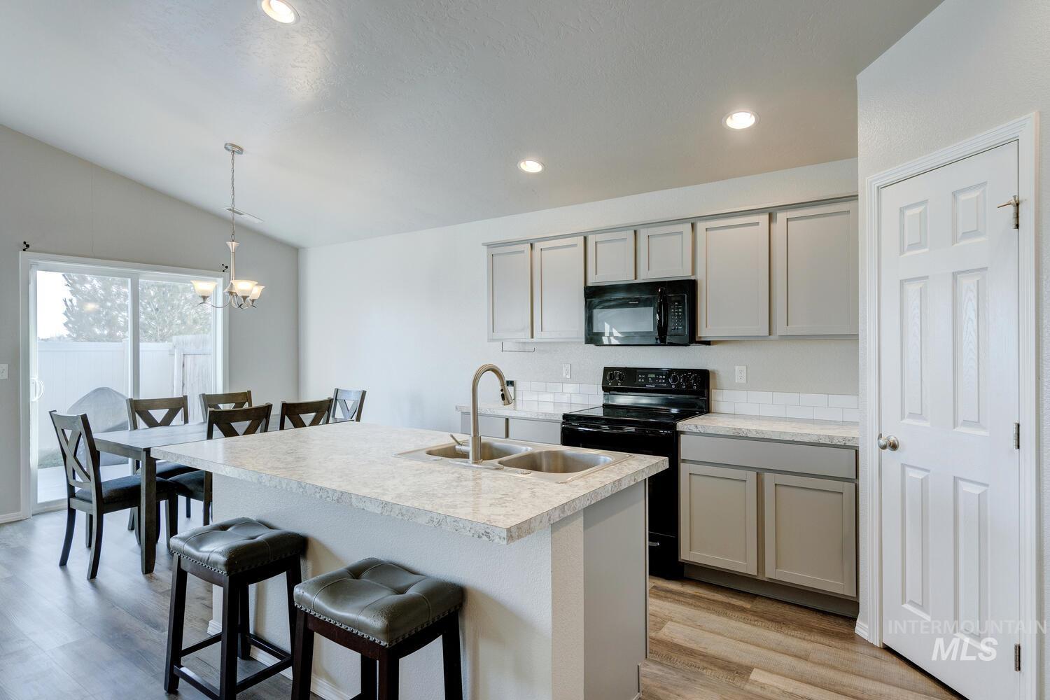 3660 S Alice Falls Ave, Nampa, Idaho 83686, 3 Bedrooms, 2 Bathrooms, Residential For Sale, Price $389,999,MLS 98970055