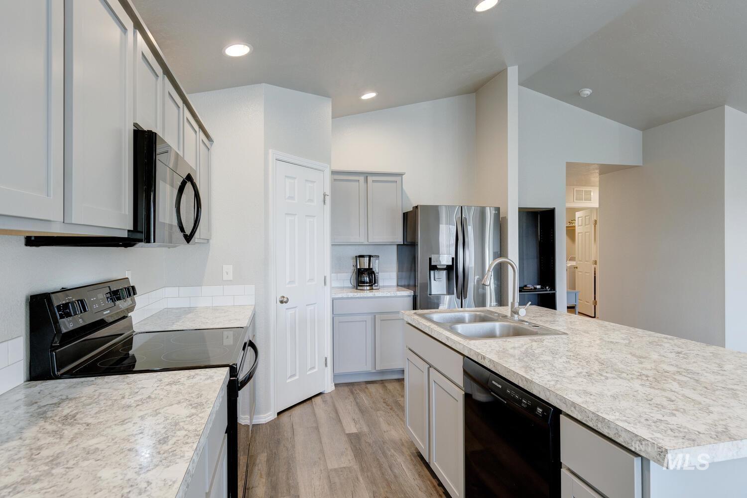 3660 S Alice Falls Ave, Nampa, Idaho 83686, 3 Bedrooms, 2 Bathrooms, Residential For Sale, Price $389,999,MLS 98970055