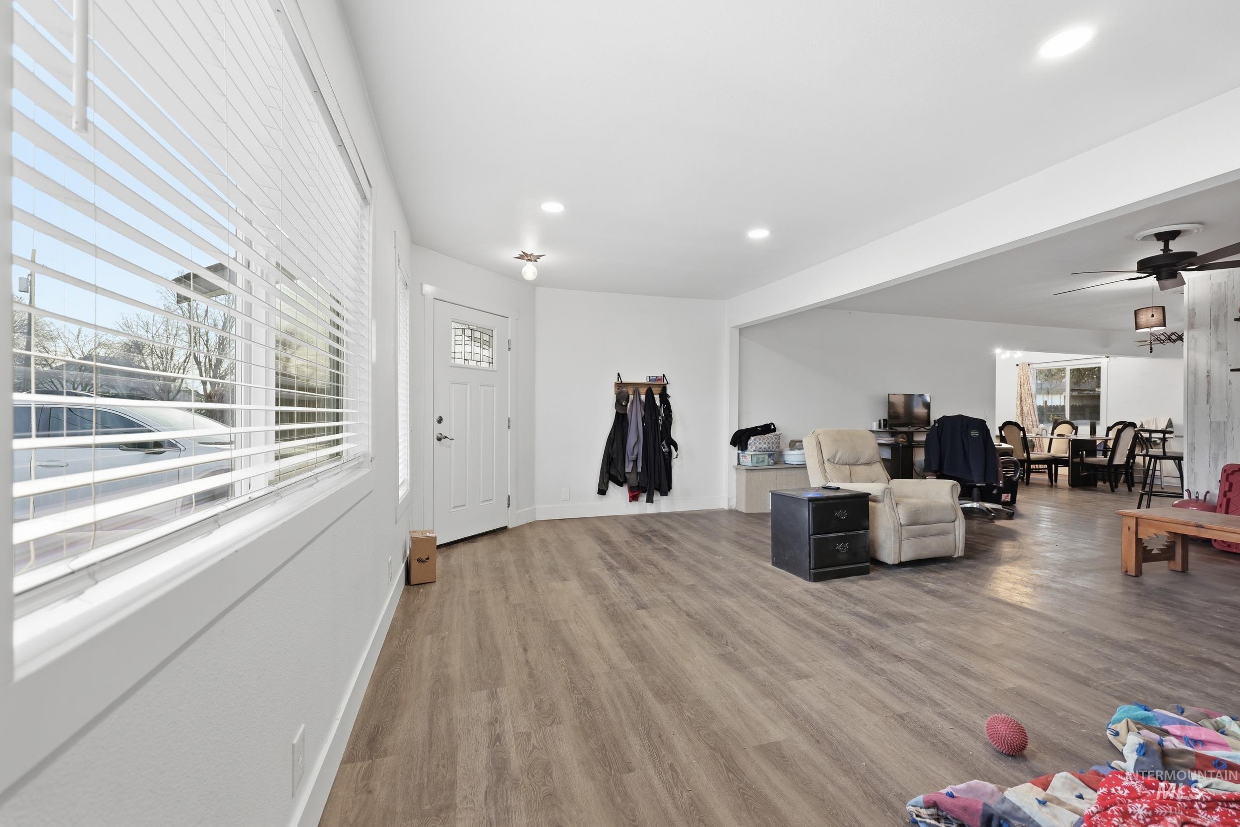 Foyer entrance with wood finished floors, healthy amount of natural light, ceiling fan, and recessed lighting