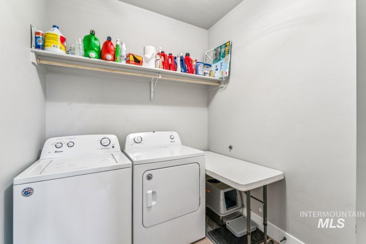 Washroom with independent washer and dryer