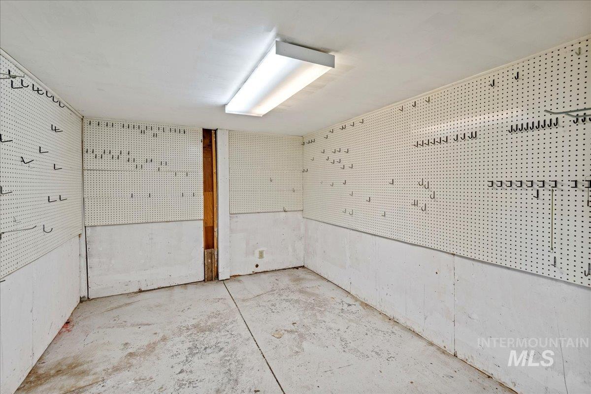 Misc room featuring concrete flooring