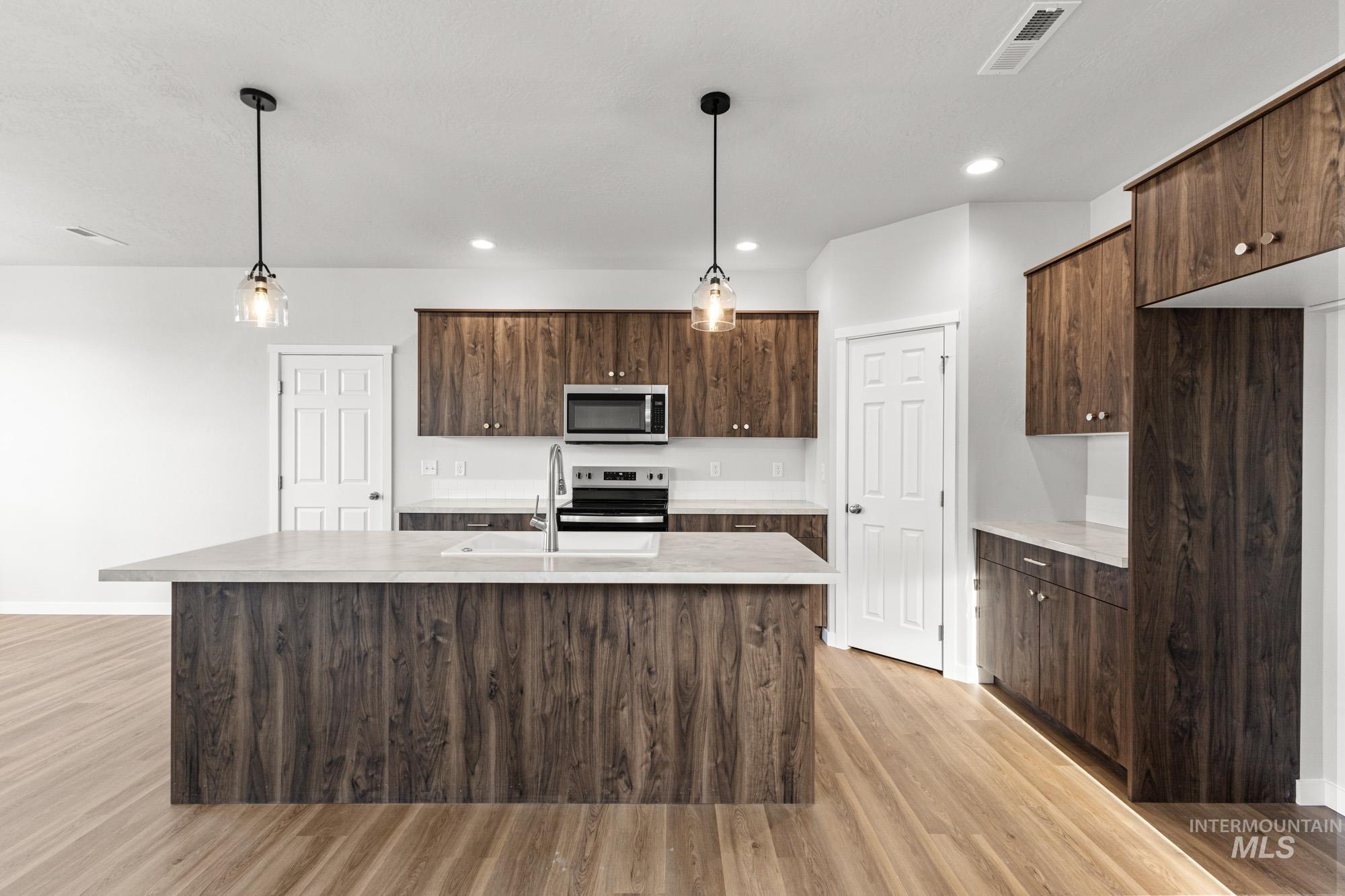 1077 Woods Bog Ave, Middleton, Idaho 83644, 4 Bedrooms, 2.5 Bathrooms, Residential For Sale, Price $529,990,MLS 98970088