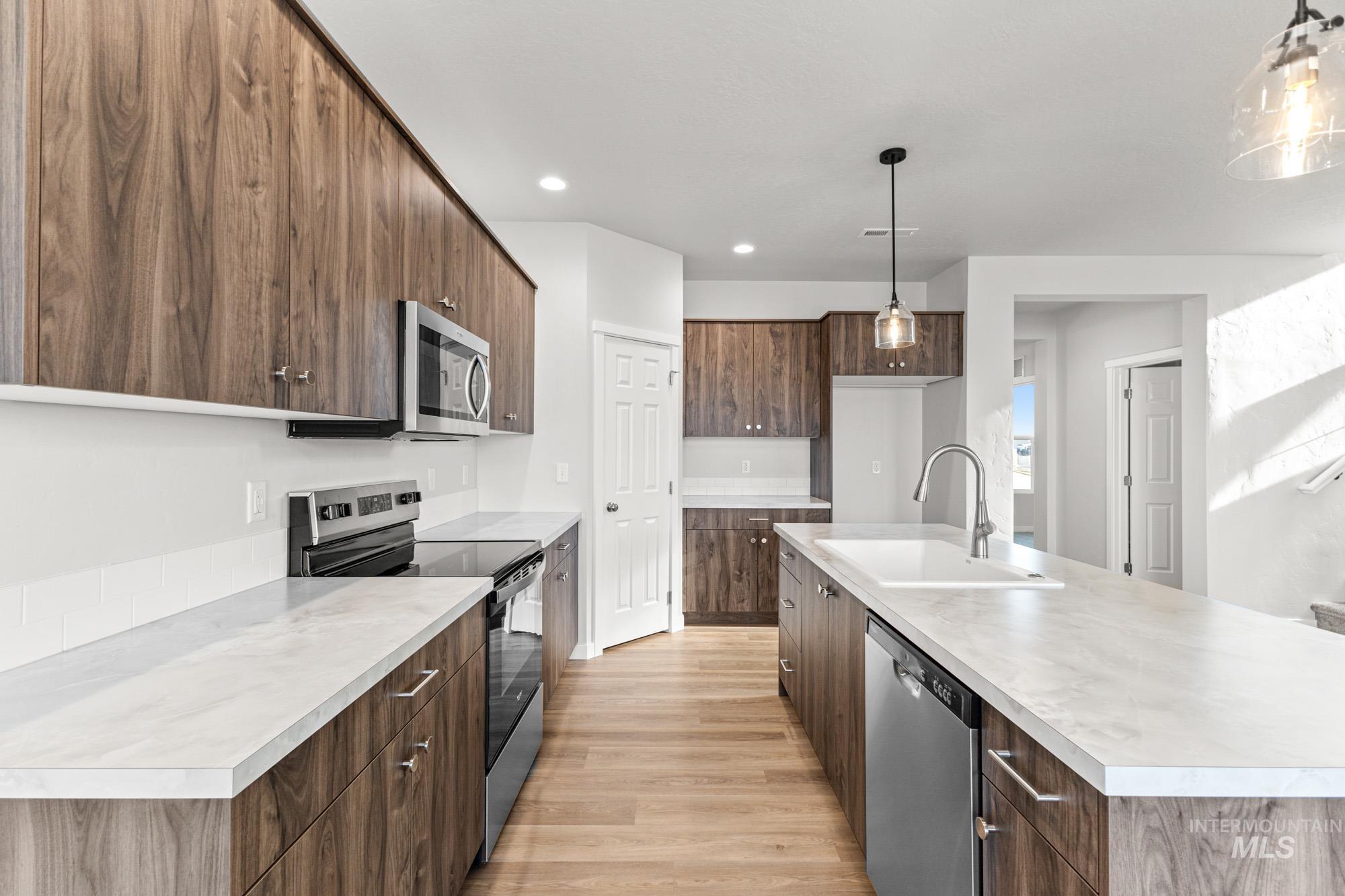 1077 Woods Bog Ave, Middleton, Idaho 83644, 4 Bedrooms, 2.5 Bathrooms, Residential For Sale, Price $529,990,MLS 98970088