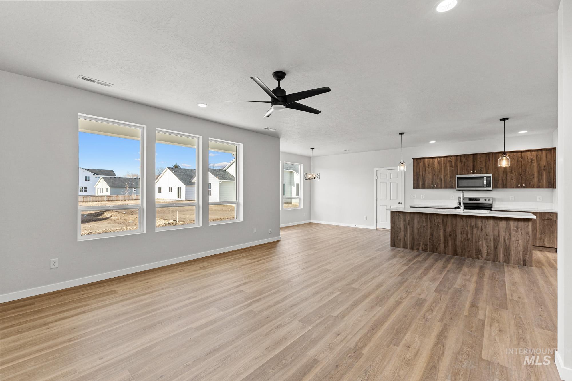 1077 Woods Bog Ave, Middleton, Idaho 83644, 4 Bedrooms, 2.5 Bathrooms, Residential For Sale, Price $529,990,MLS 98970088