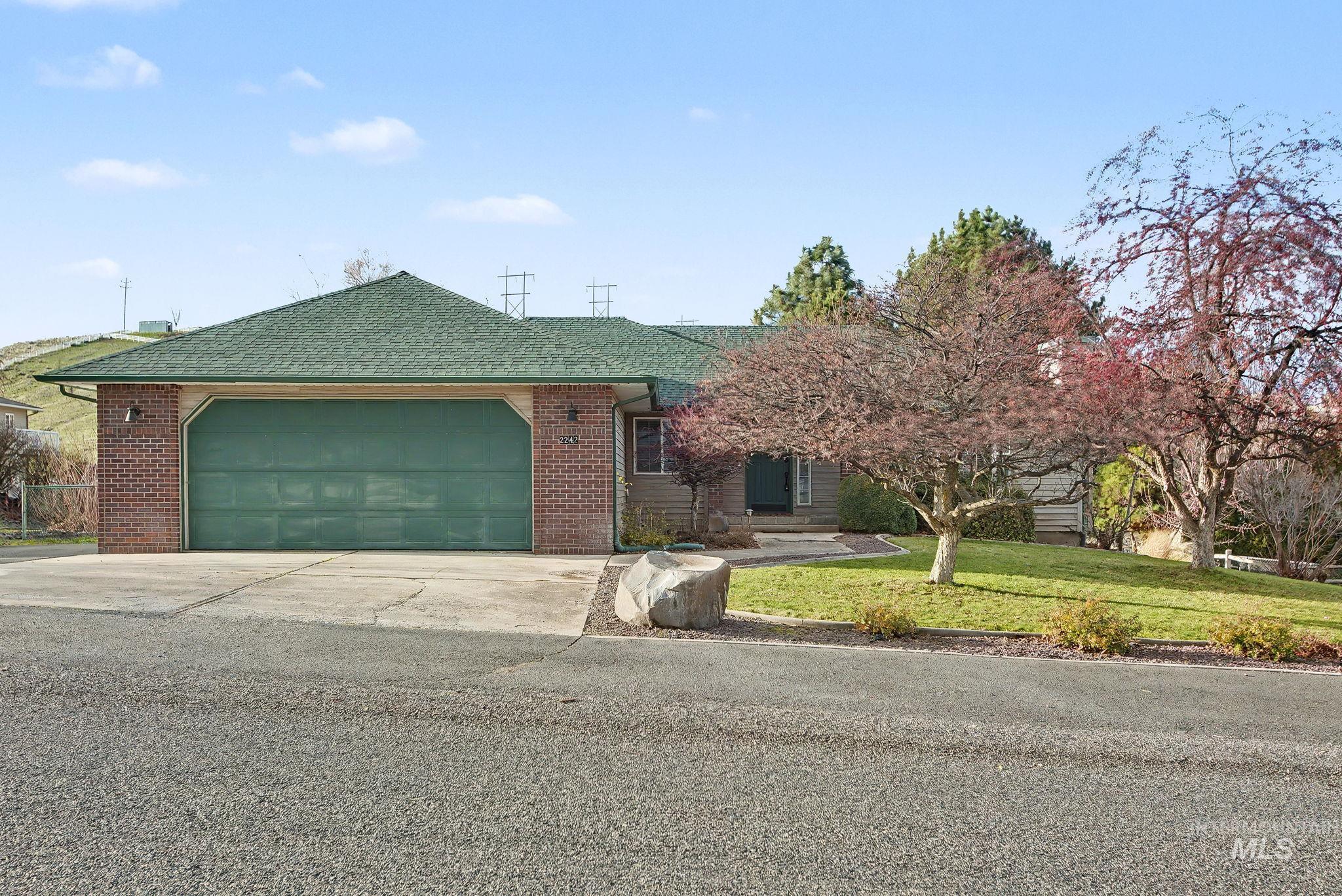 2242 Chukar Lane, Clarkston, Washington 99403, 3 Bedrooms, 2 Bathrooms, Residential For Sale, Price $409,900,MLS 98970152