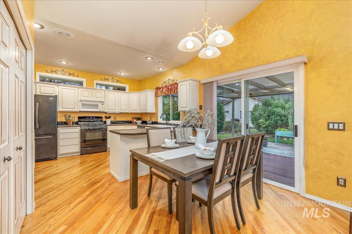 6160 N Fountain Ln, Garden City, Idaho 83714, 3 Bedrooms, 2 Bathrooms, Residential For Sale, Price $600,000, 98970176