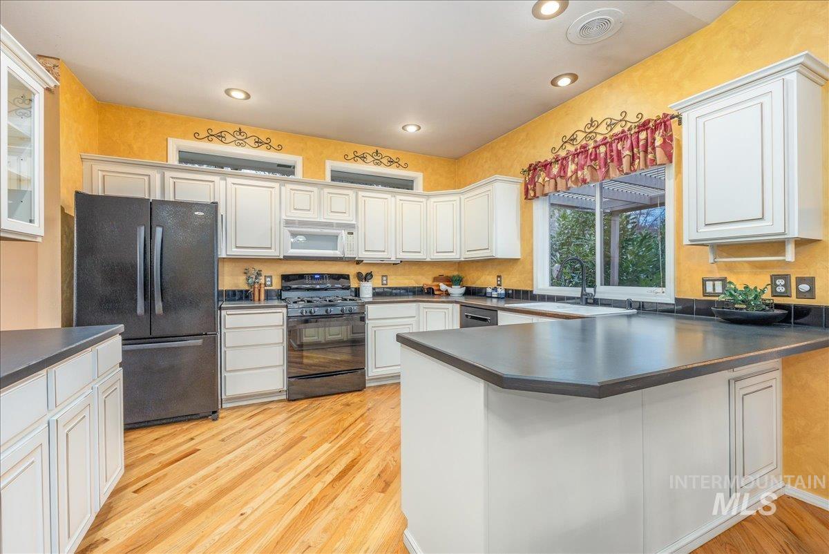 6160 N Fountain Ln, Garden City, Idaho 83714, 3 Bedrooms, 2 Bathrooms, Residential For Sale, Price $600,000, 98970176