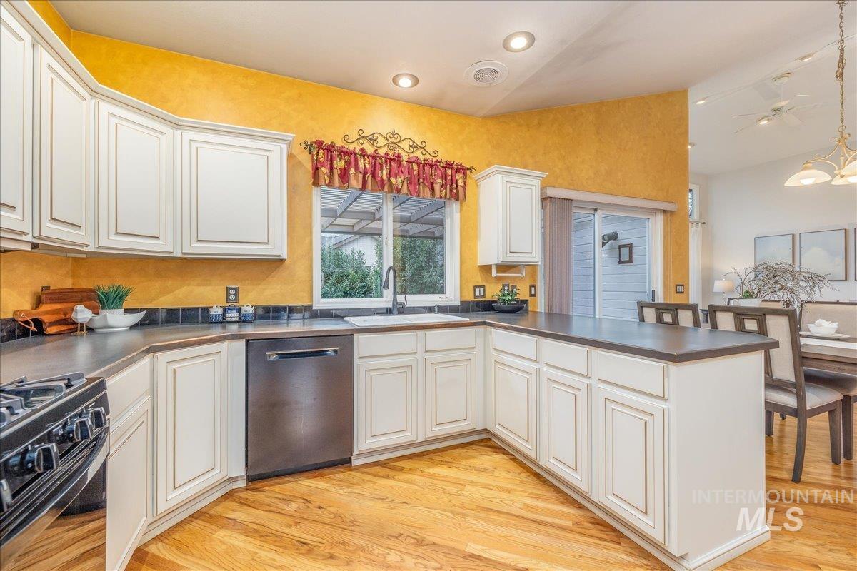 6160 N Fountain Ln, Garden City, Idaho 83714, 3 Bedrooms, 2 Bathrooms, Residential For Sale, Price $600,000, 98970176