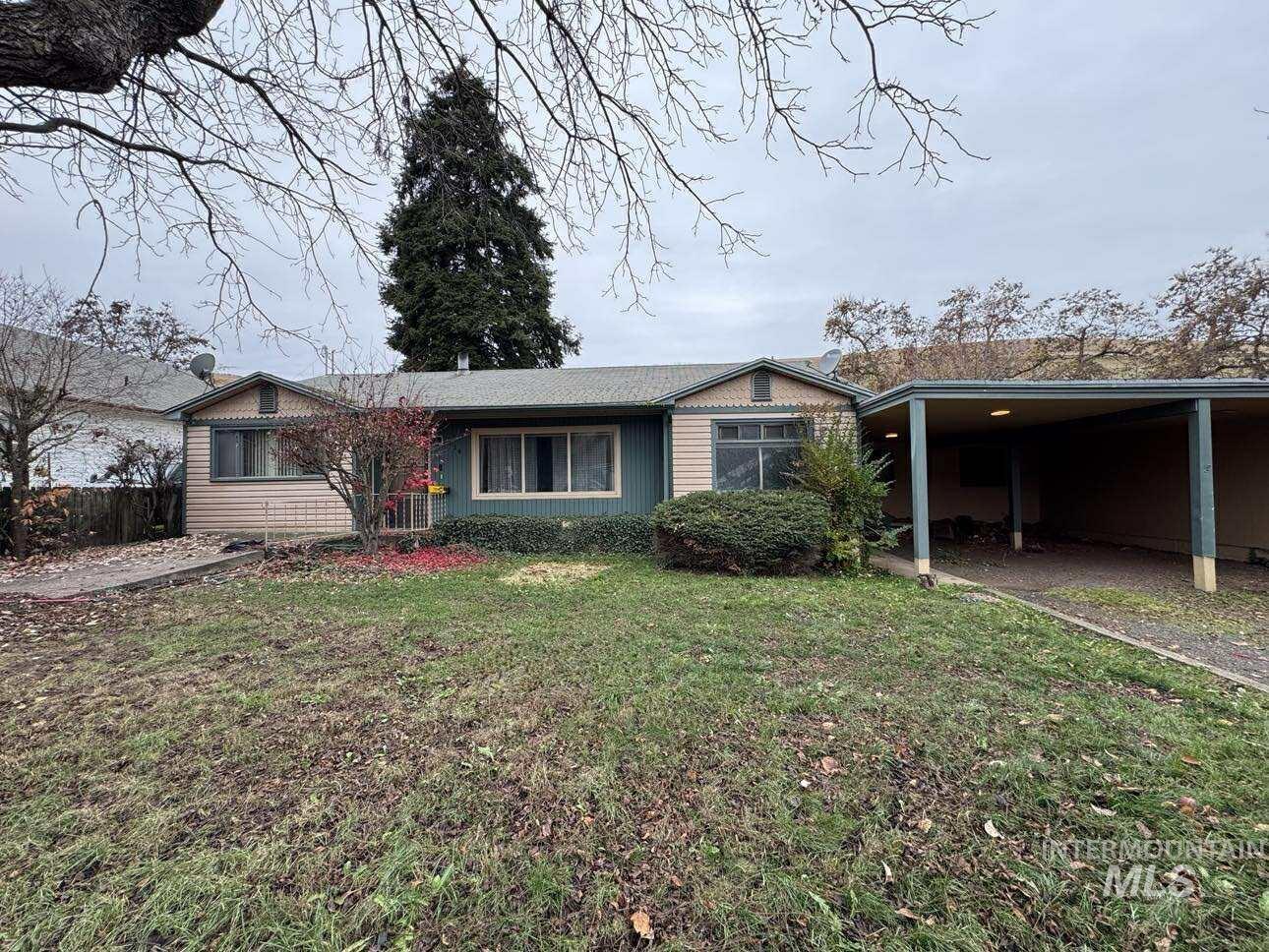 Ranch-style home with a front lawn