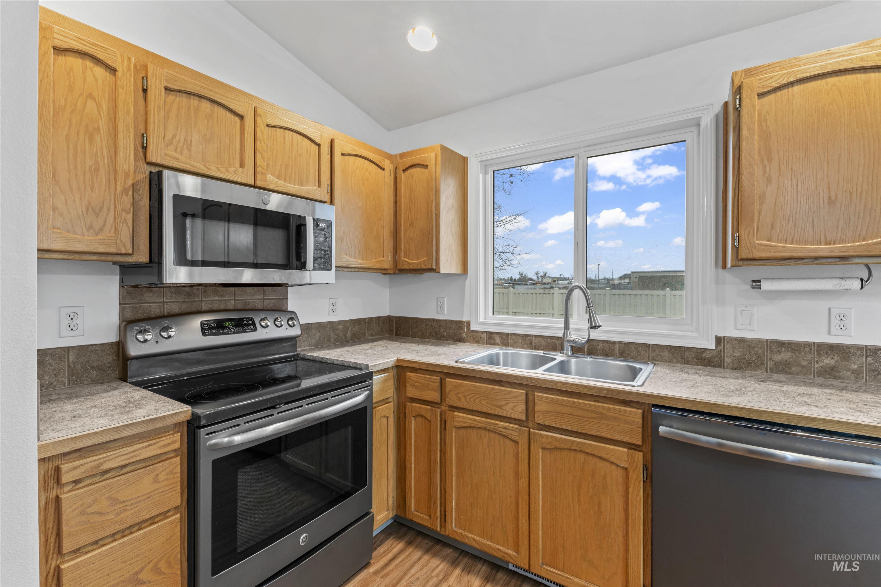 658 E Huckleberry Ct, Kuna, Idaho 83634, 3 Bedrooms, 2 Bathrooms, Residential For Sale, Price $390,000, 98970208