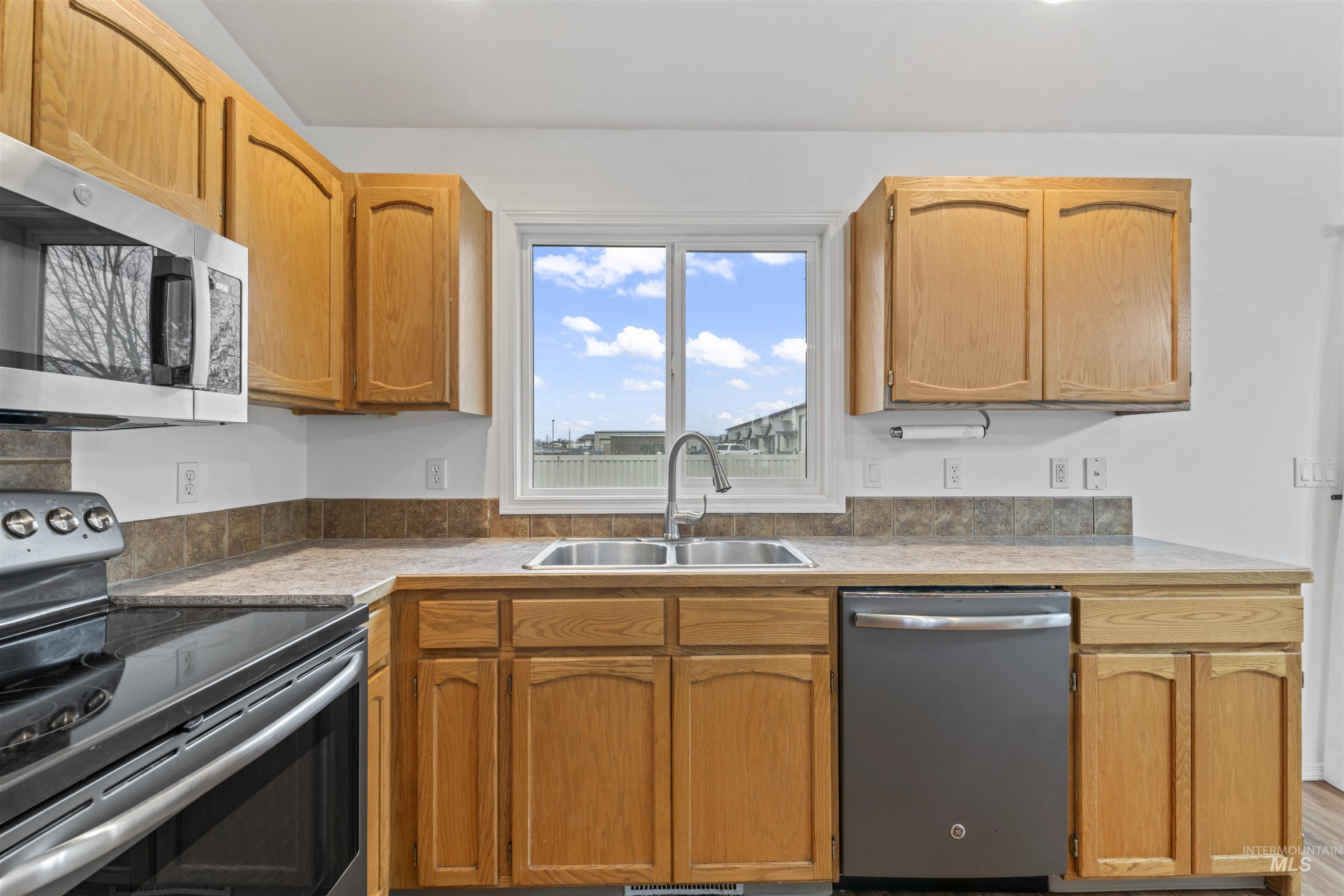 658 E Huckleberry Ct, Kuna, Idaho 83634, 3 Bedrooms, 2 Bathrooms, Residential For Sale, Price $390,000, 98970208