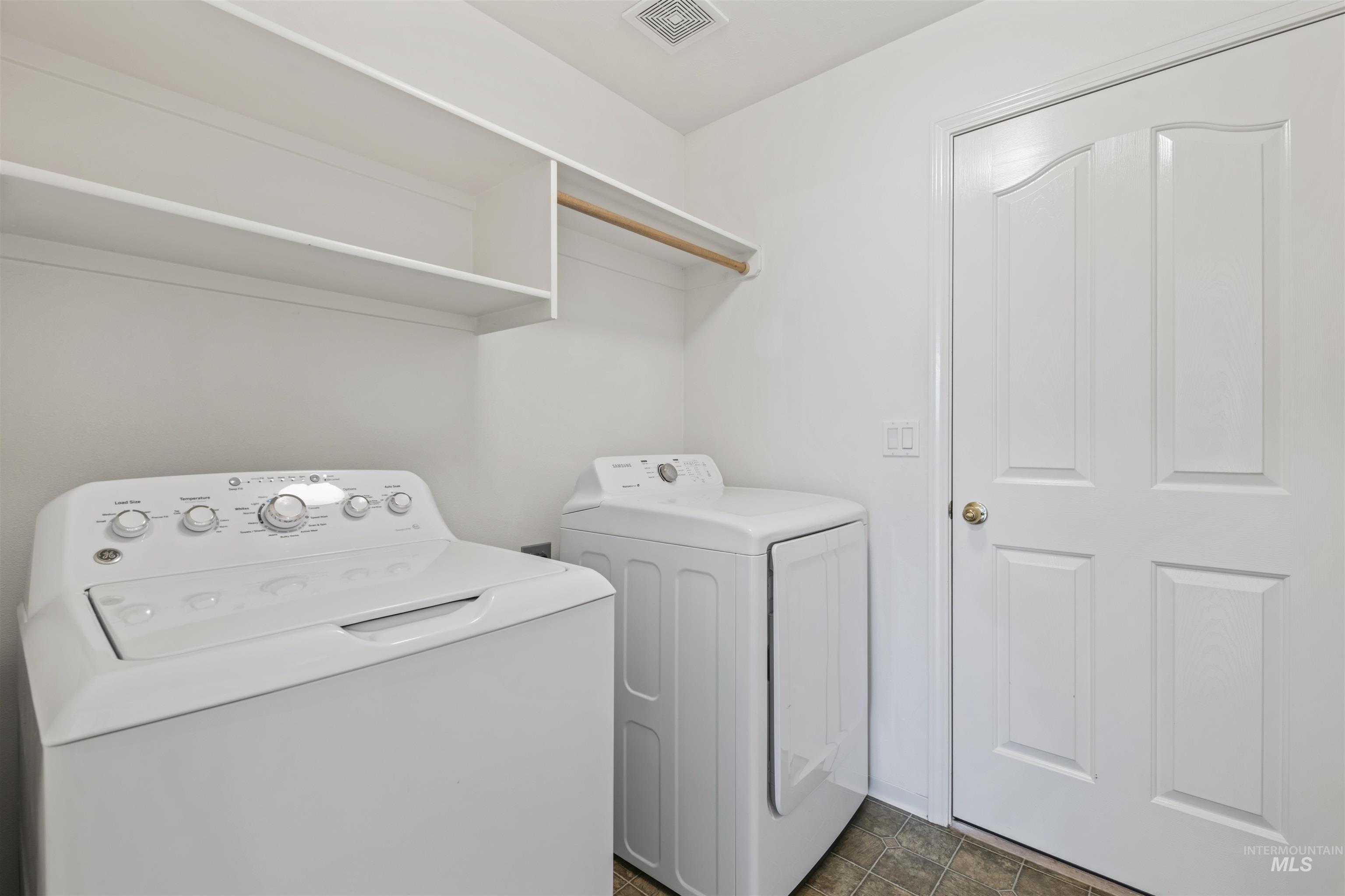 658 E Huckleberry Ct, Kuna, Idaho 83634, 3 Bedrooms, 2 Bathrooms, Residential For Sale, Price $390,000, 98970208