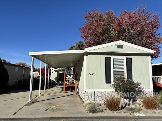 Manufactured / mobile home featuring an attached carport