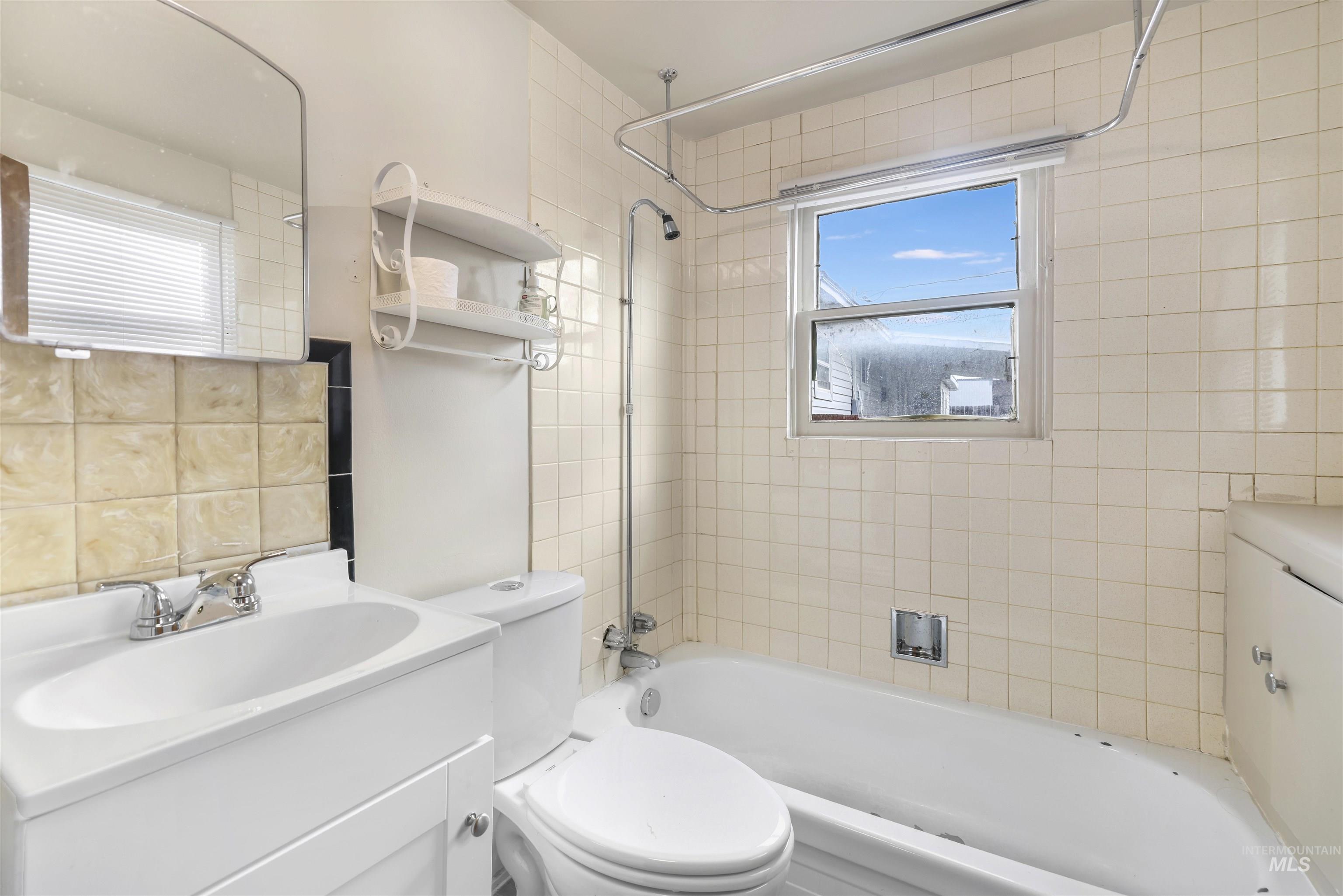 Full bath with vanity and tub / shower combination