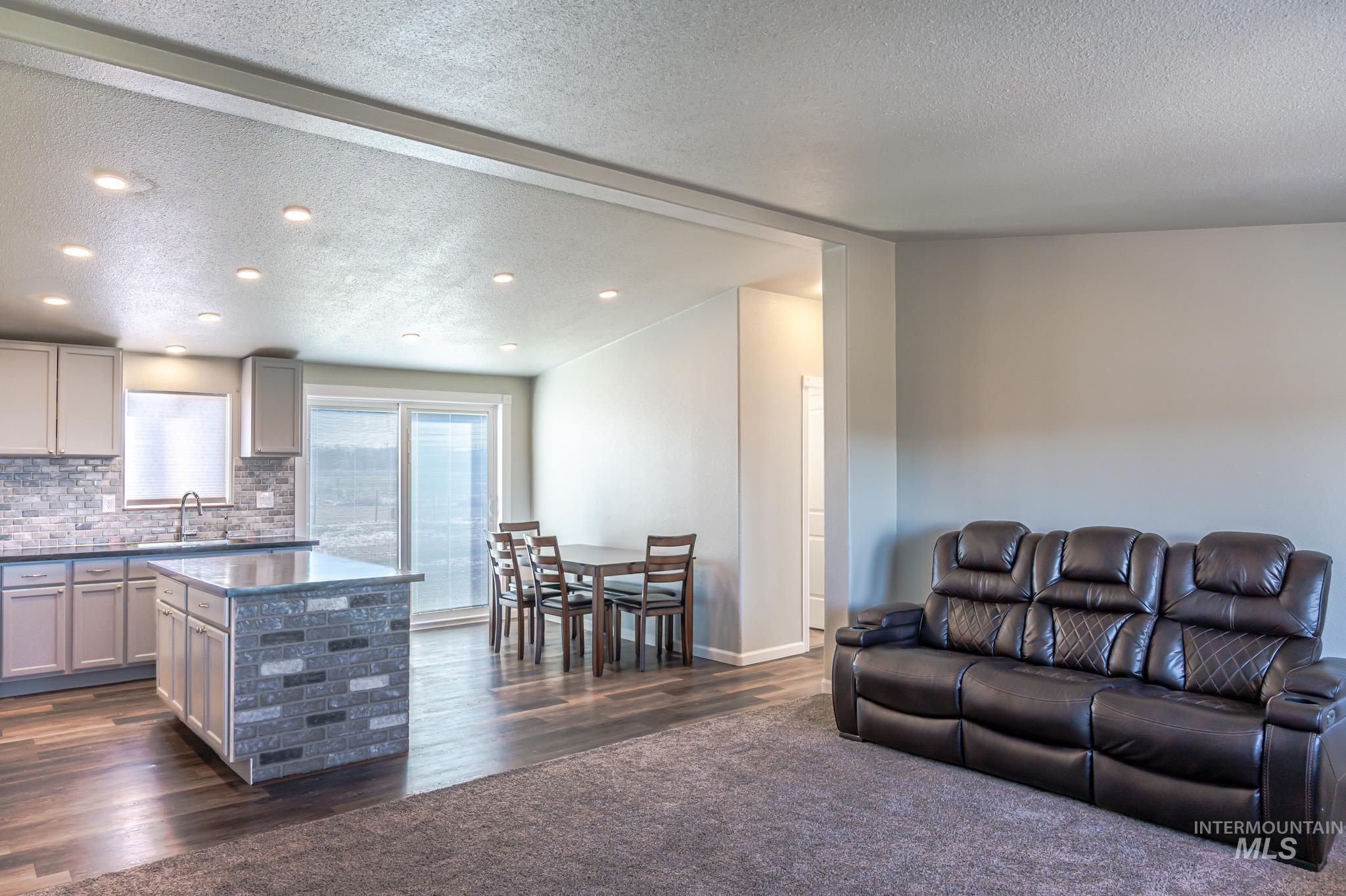 1207 Erlebach Way, Ontario, Oregon 97914, 3 Bedrooms, 2 Bathrooms, Residential For Sale, Price $325,000,MLS 98970263