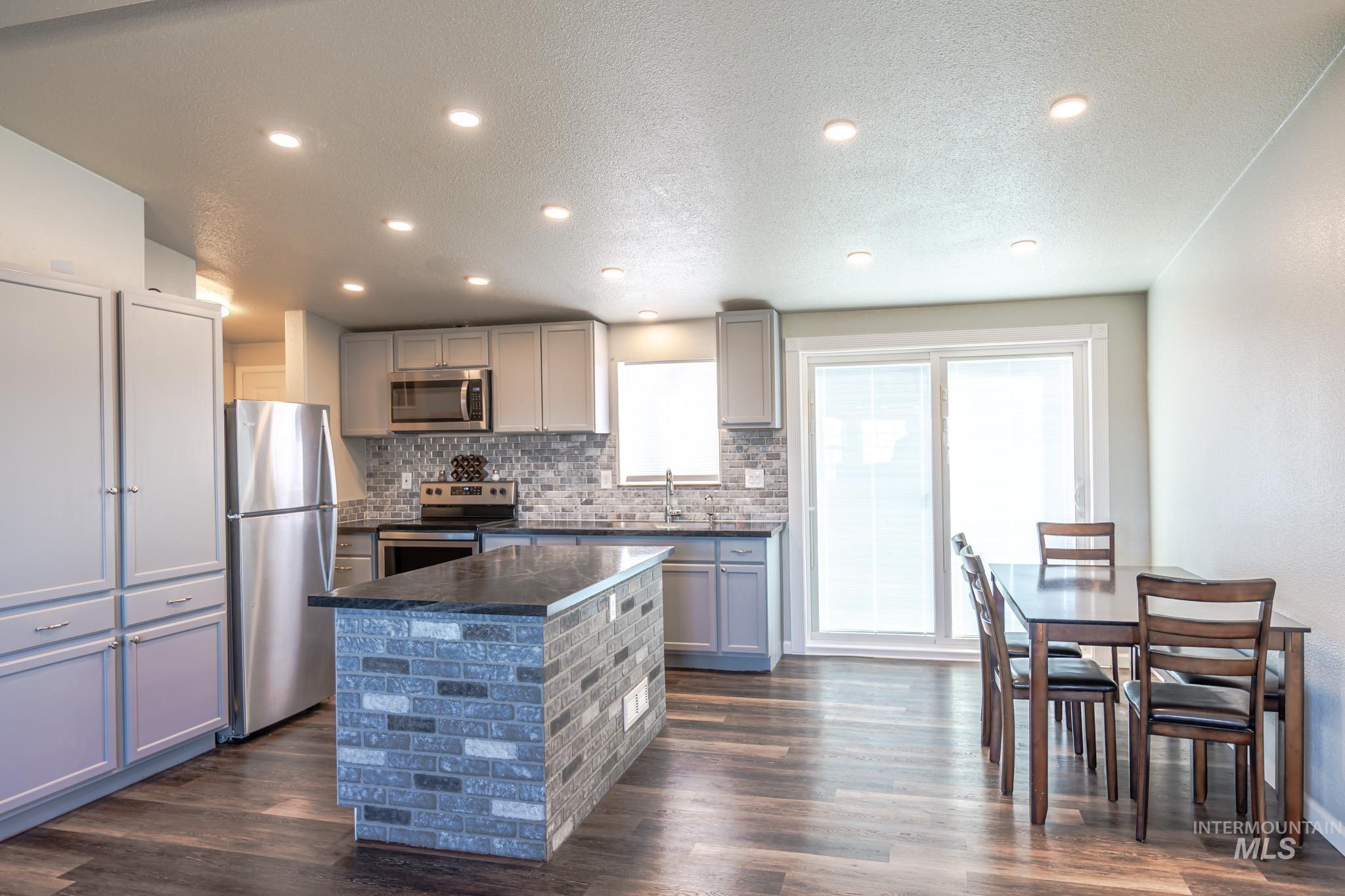 1207 Erlebach Way, Ontario, Oregon 97914, 3 Bedrooms, 2 Bathrooms, Residential For Sale, Price $325,000,MLS 98970263