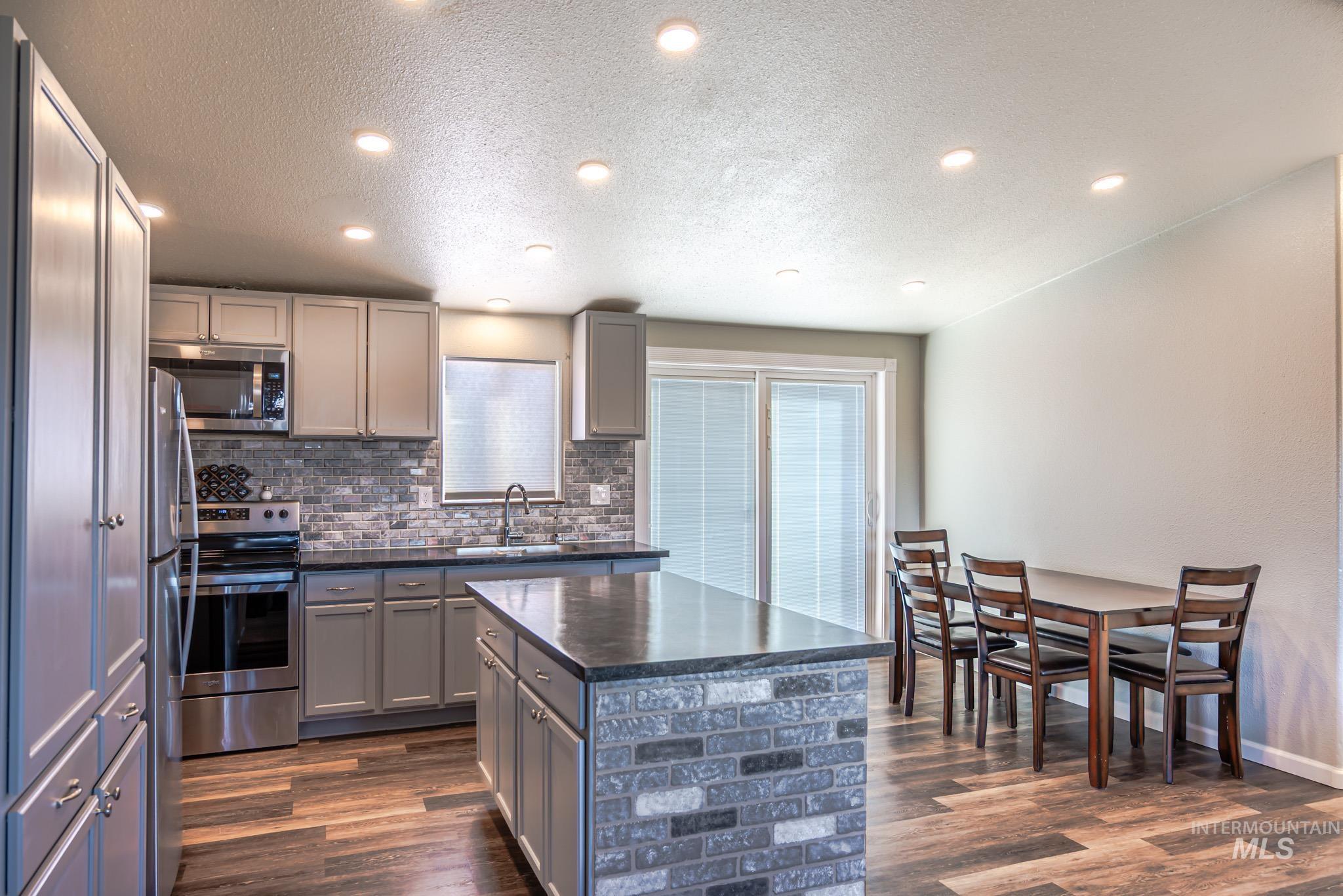 1207 Erlebach Way, Ontario, Oregon 97914, 3 Bedrooms, 2 Bathrooms, Residential For Sale, Price $325,000,MLS 98970263