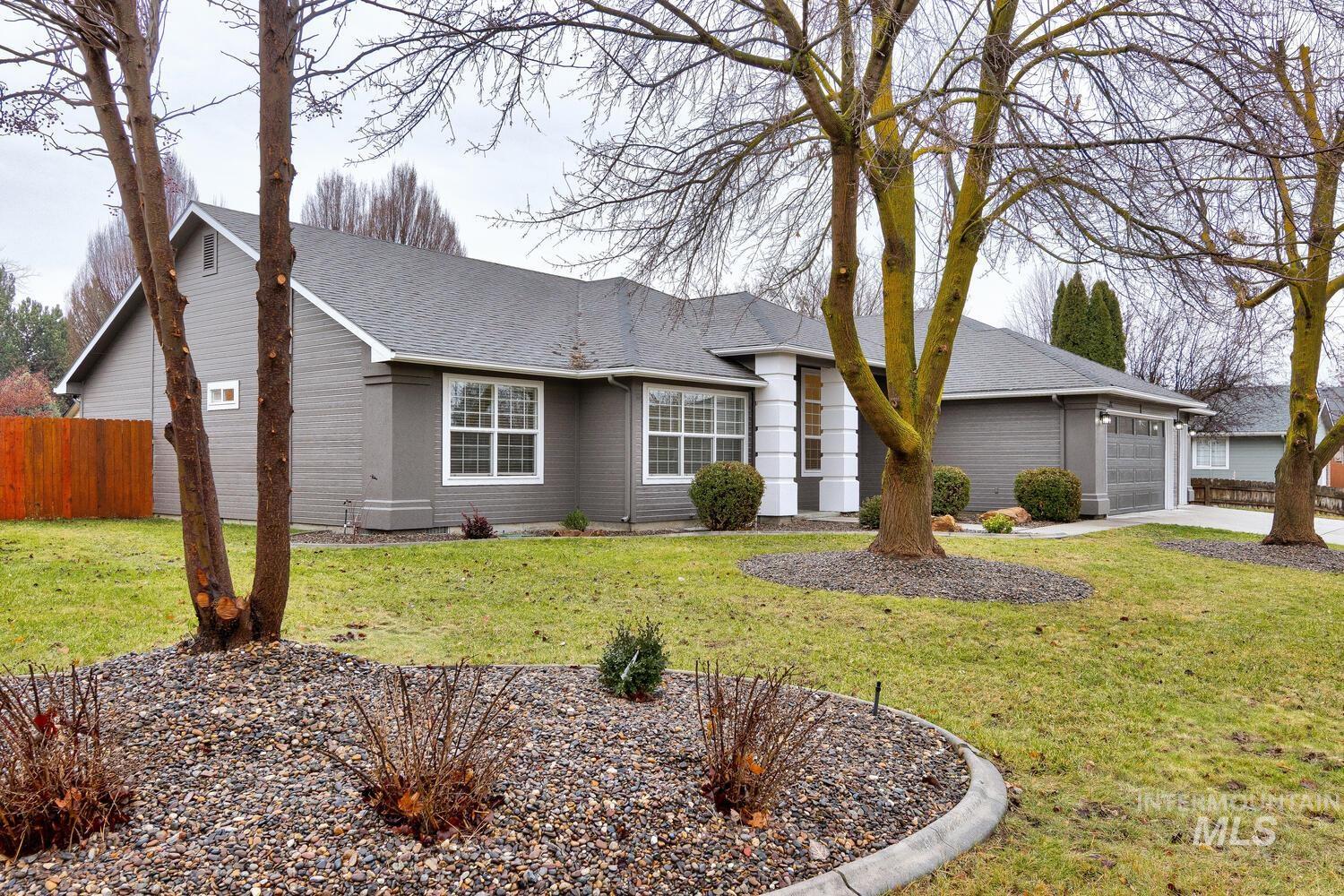 Ranch-style house with roof with shingles, a garage, and driveway