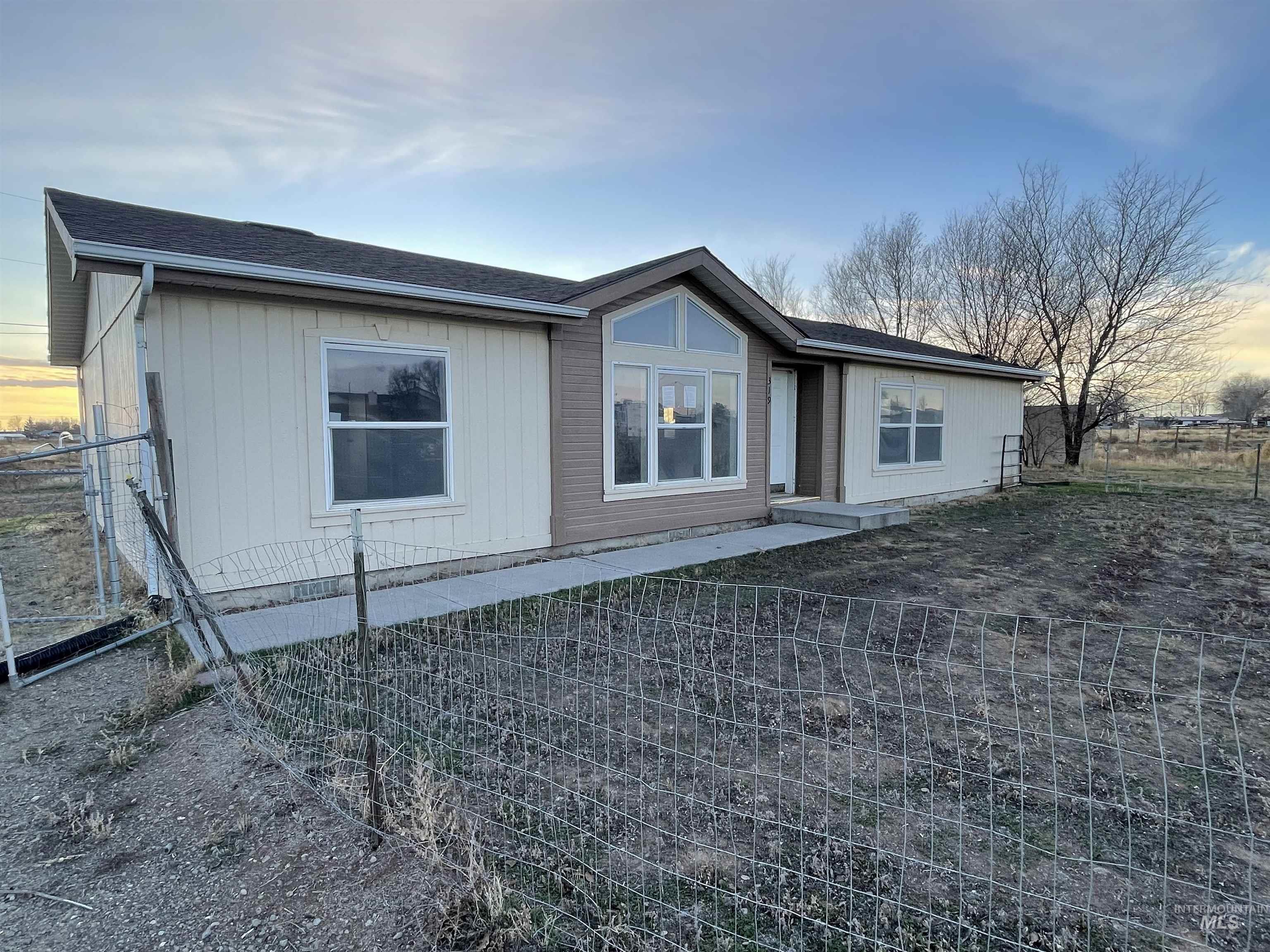 Ranch-style house with roof with shingles