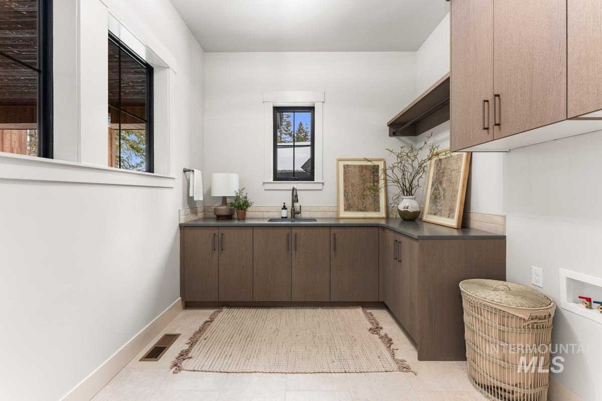 68 Ponderosa Ridge Court, Donnelly, Idaho 83615, 3 Bedrooms, 3.5 Bathrooms, Residential For Sale, Price $2,399,000,MLS 98970319