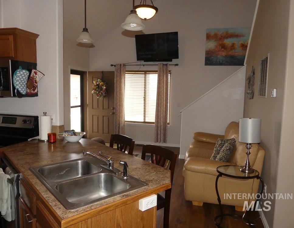 24 Mangum Dr Unit # 1, Donnelly, Idaho 83615, 3 Bedrooms, 2 Bathrooms, Residential For Sale, Price $379,900, 98970322