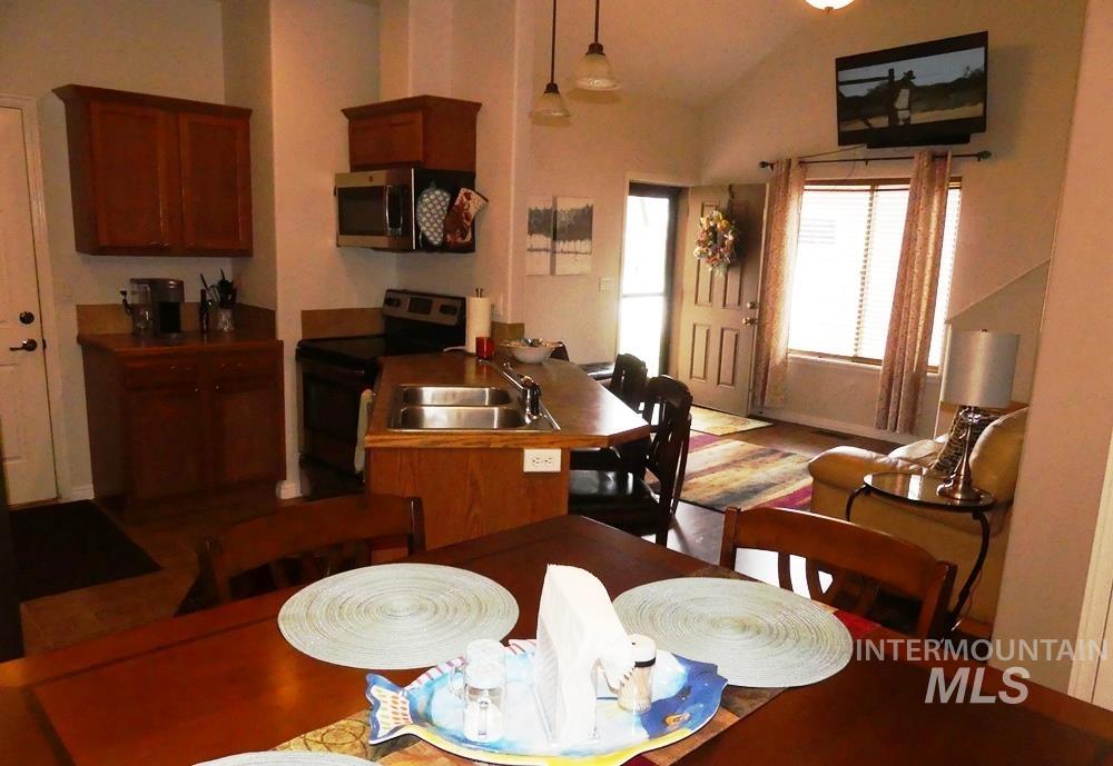 24 Mangum Dr Unit # 1, Donnelly, Idaho 83615, 3 Bedrooms, 2 Bathrooms, Residential For Sale, Price $379,900,MLS 98970322