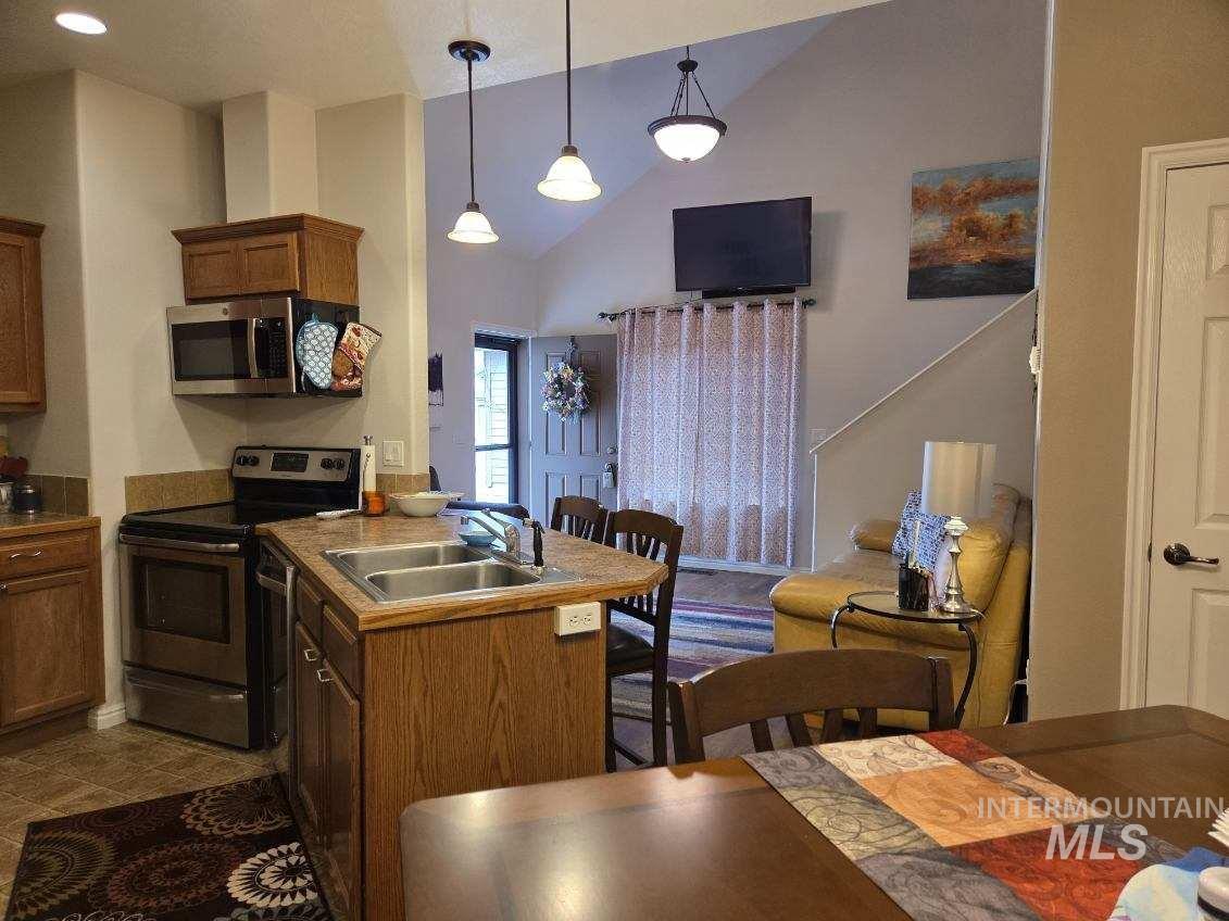 24 Mangum Dr Unit # 1, Donnelly, Idaho 83615, 3 Bedrooms, 2 Bathrooms, Residential For Sale, Price $379,900,MLS 98970322