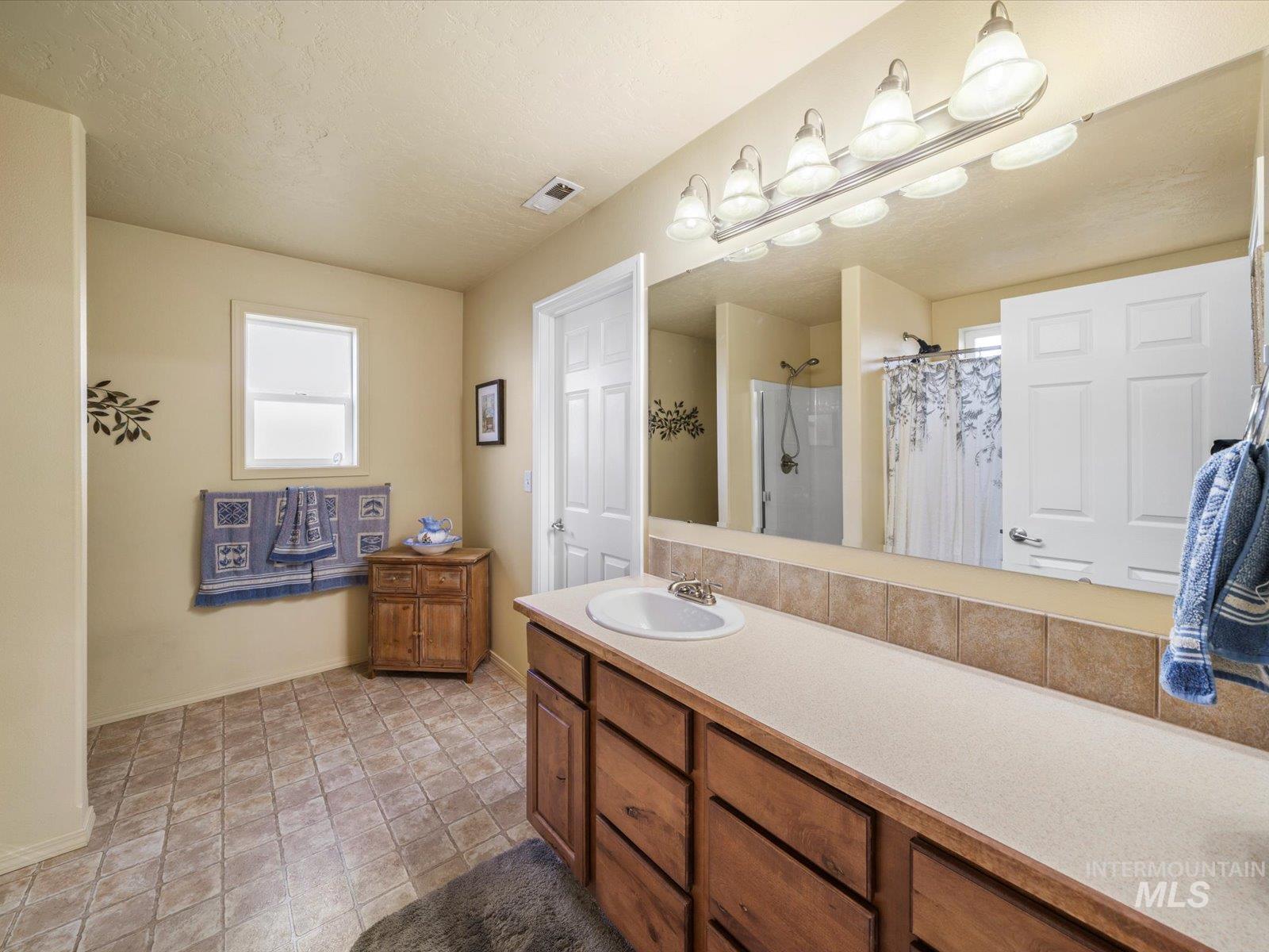 208 E Kaibab Trail St., Meridian, Idaho 83646, 3 Bedrooms, 2.5 Bathrooms, Residential For Sale, Price $529,900,MLS 98970329