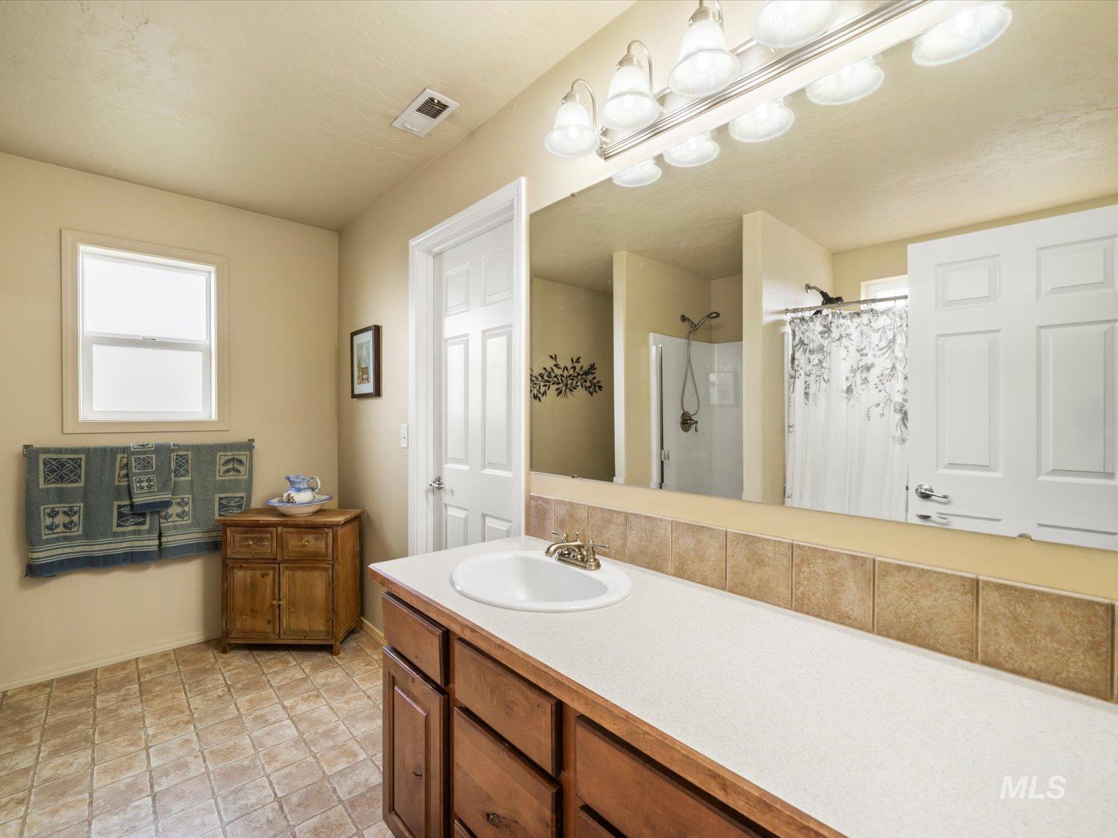 208 E Kaibab Trail St., Meridian, Idaho 83646, 3 Bedrooms, 2.5 Bathrooms, Residential For Sale, Price $529,900, 98970329